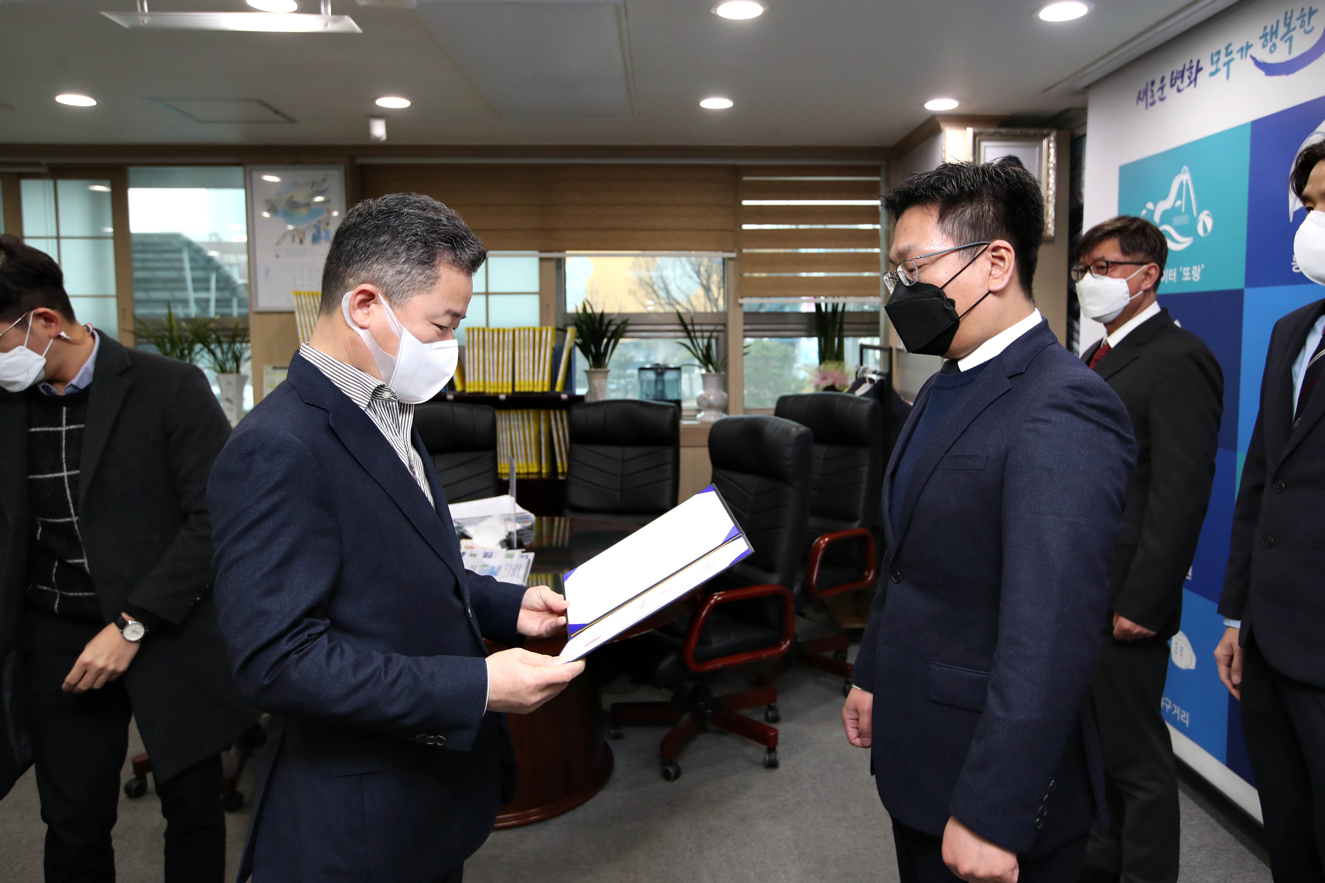 20210215_임용장_수여식9.jpg 이미지