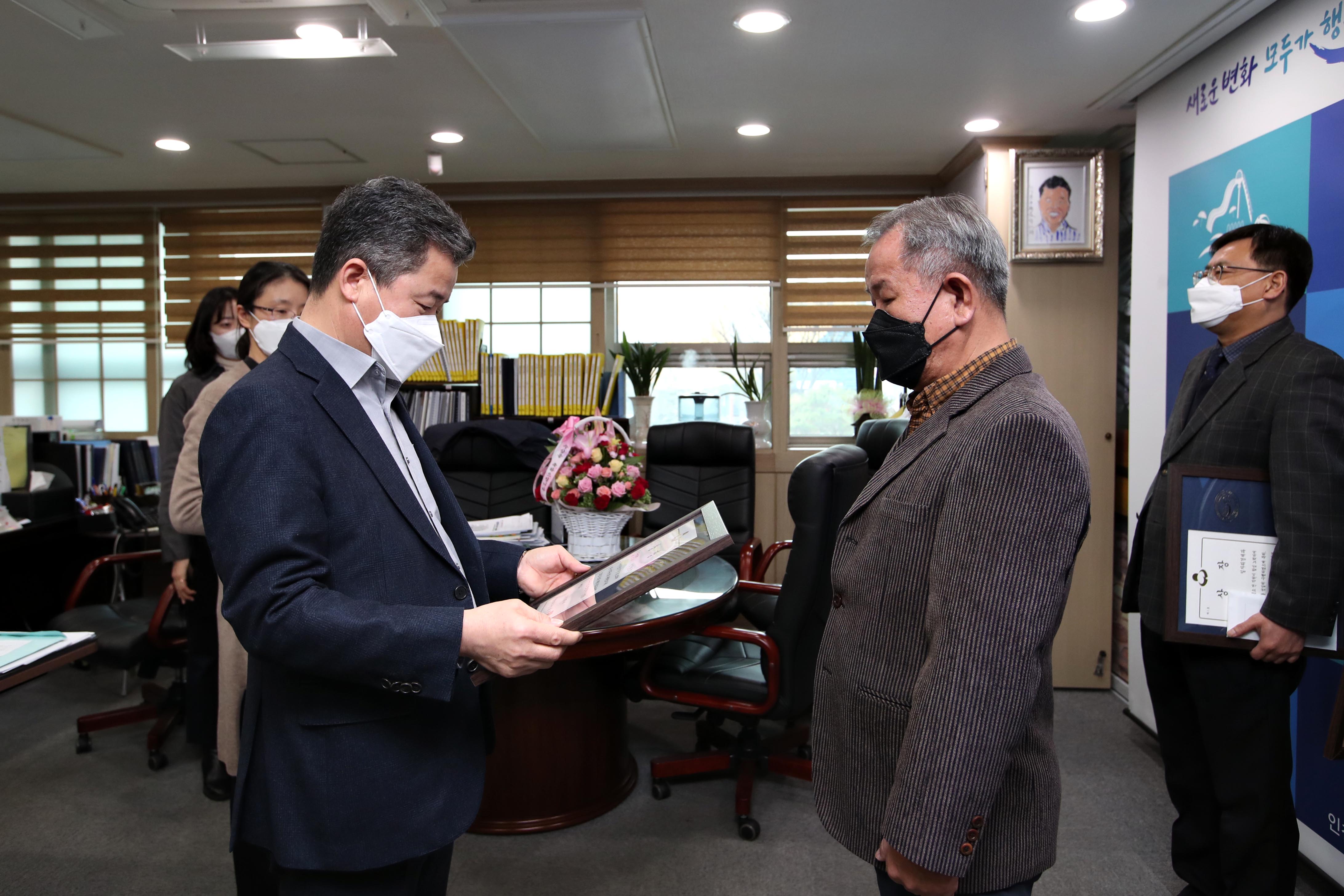 20210304_자체평가_우수부서_상장_수여식3.jpg 이미지