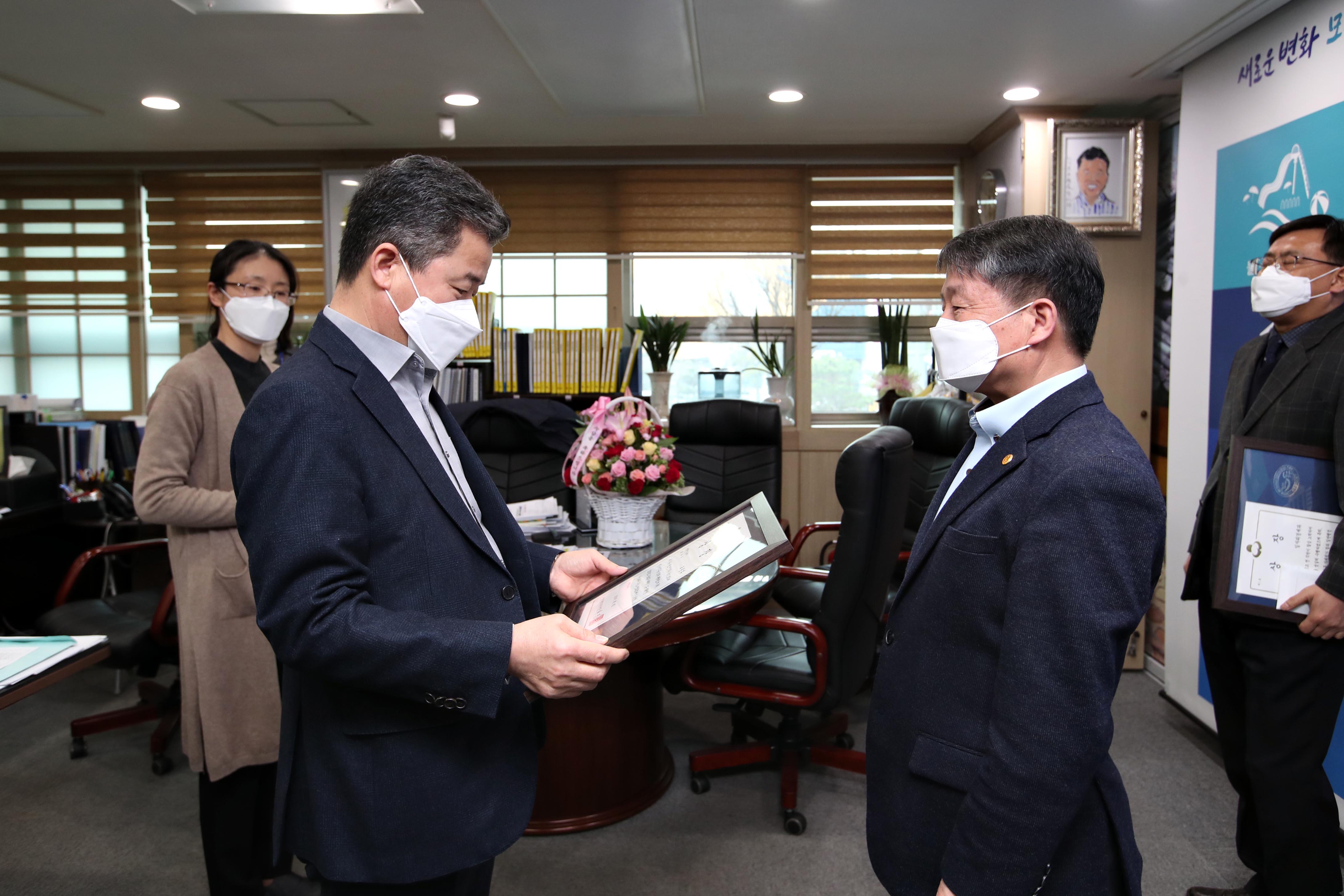 20210304_자체평가_우수부서_상장_수여식6.jpg 이미지