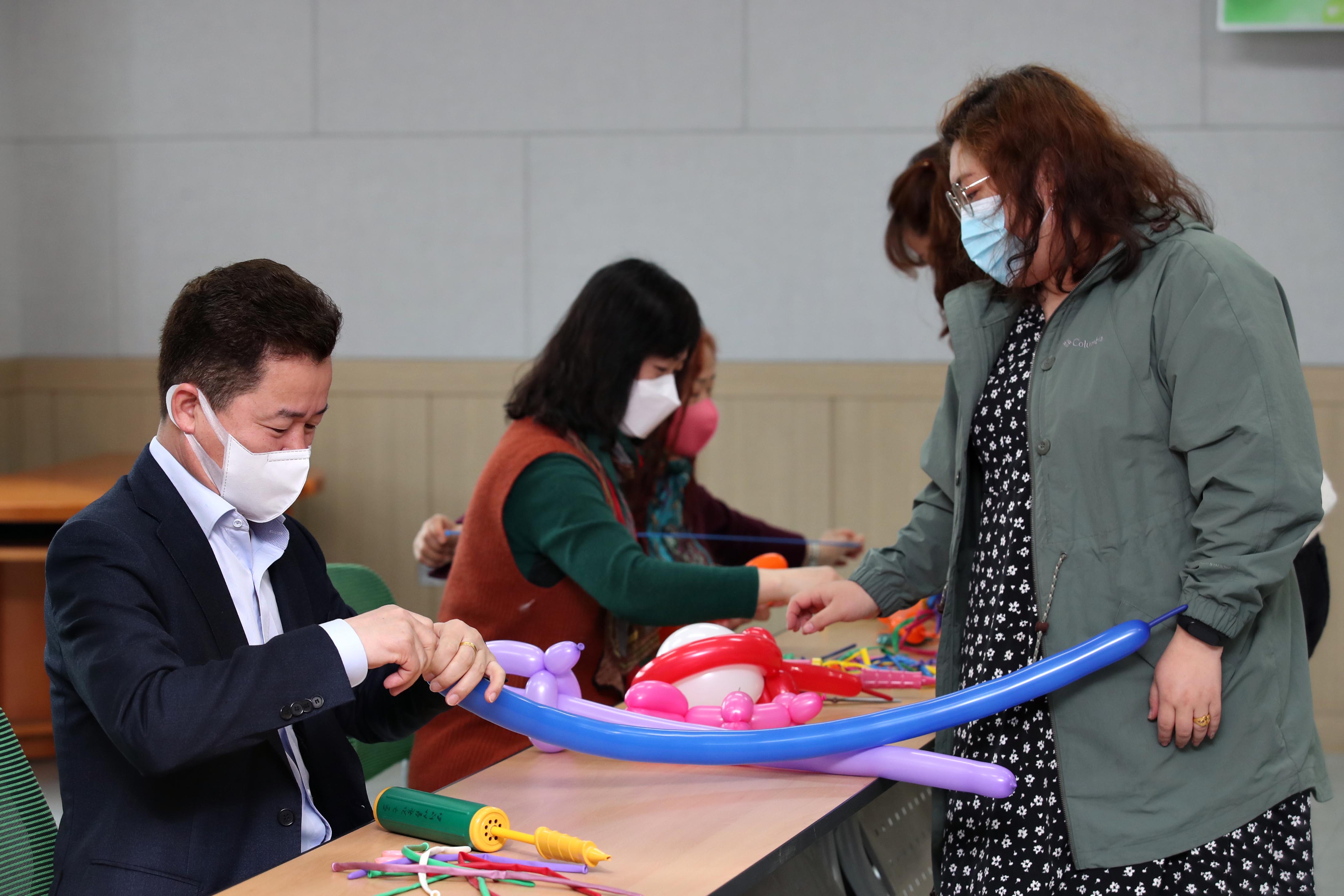 20210325_풍선아트_재능기부봉사단_교육10.jpg 이미지