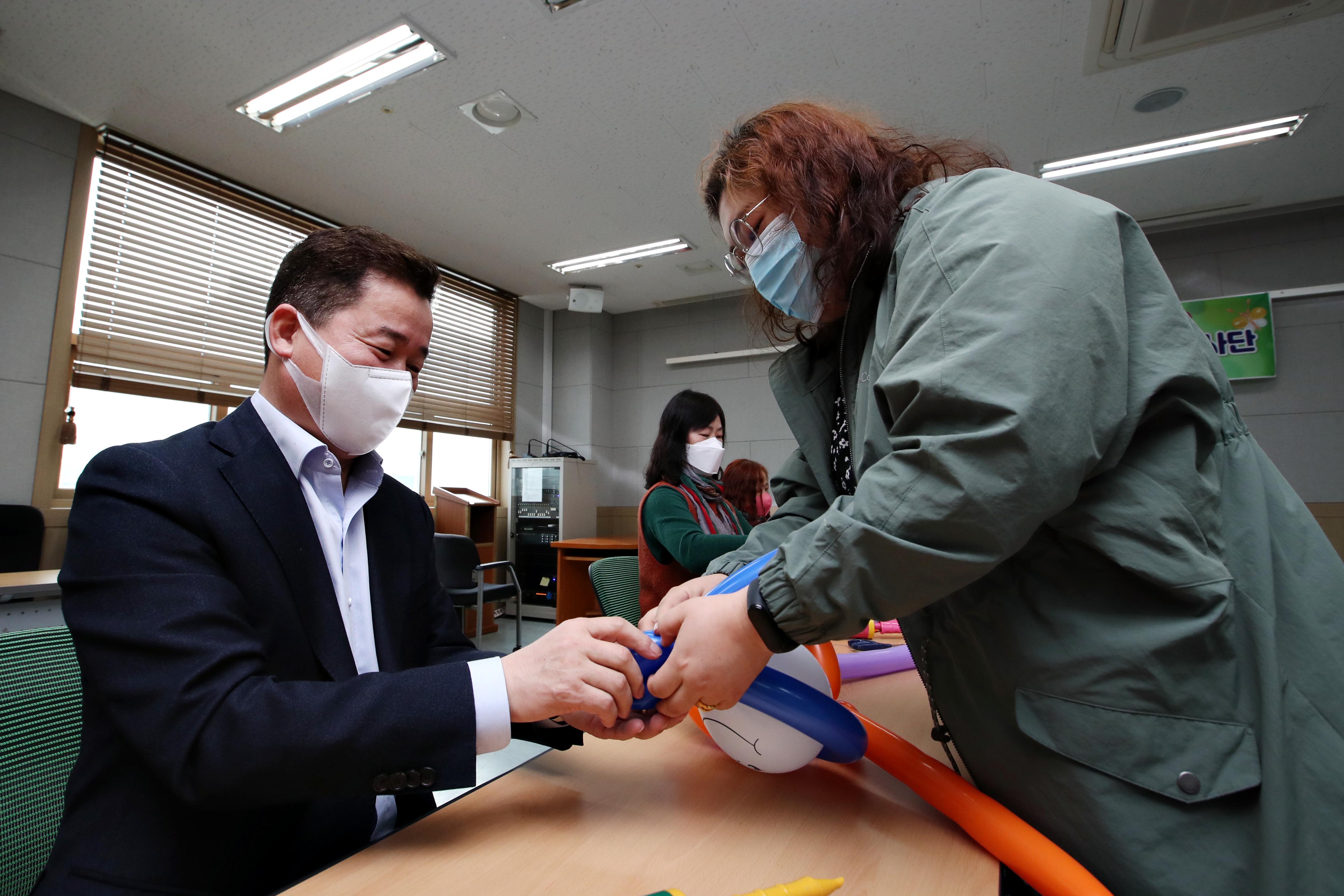 20210325_풍선아트_재능기부봉사단_교육12.jpg 이미지