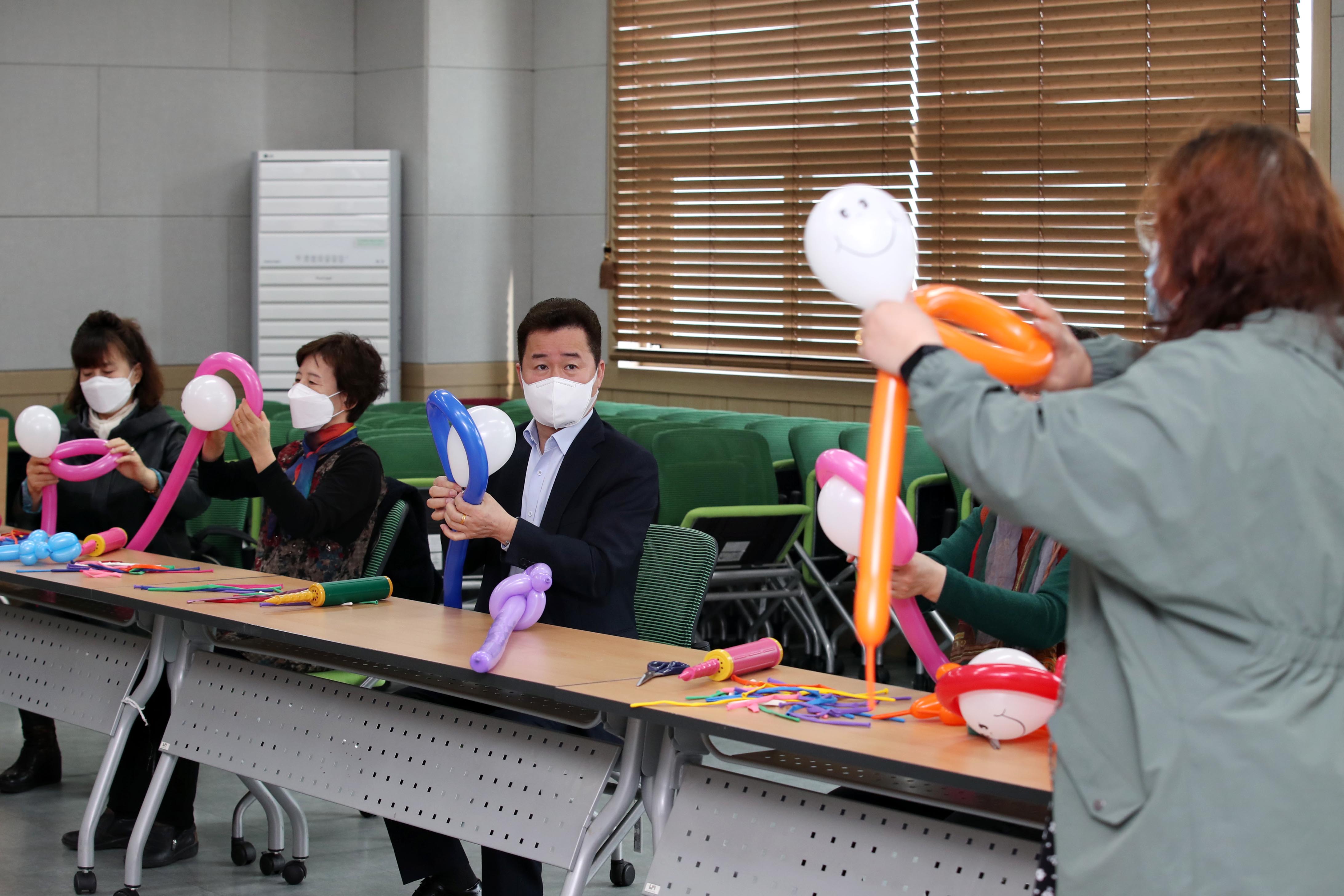 20210325_풍선아트_재능기부봉사단_교육2.jpg 이미지