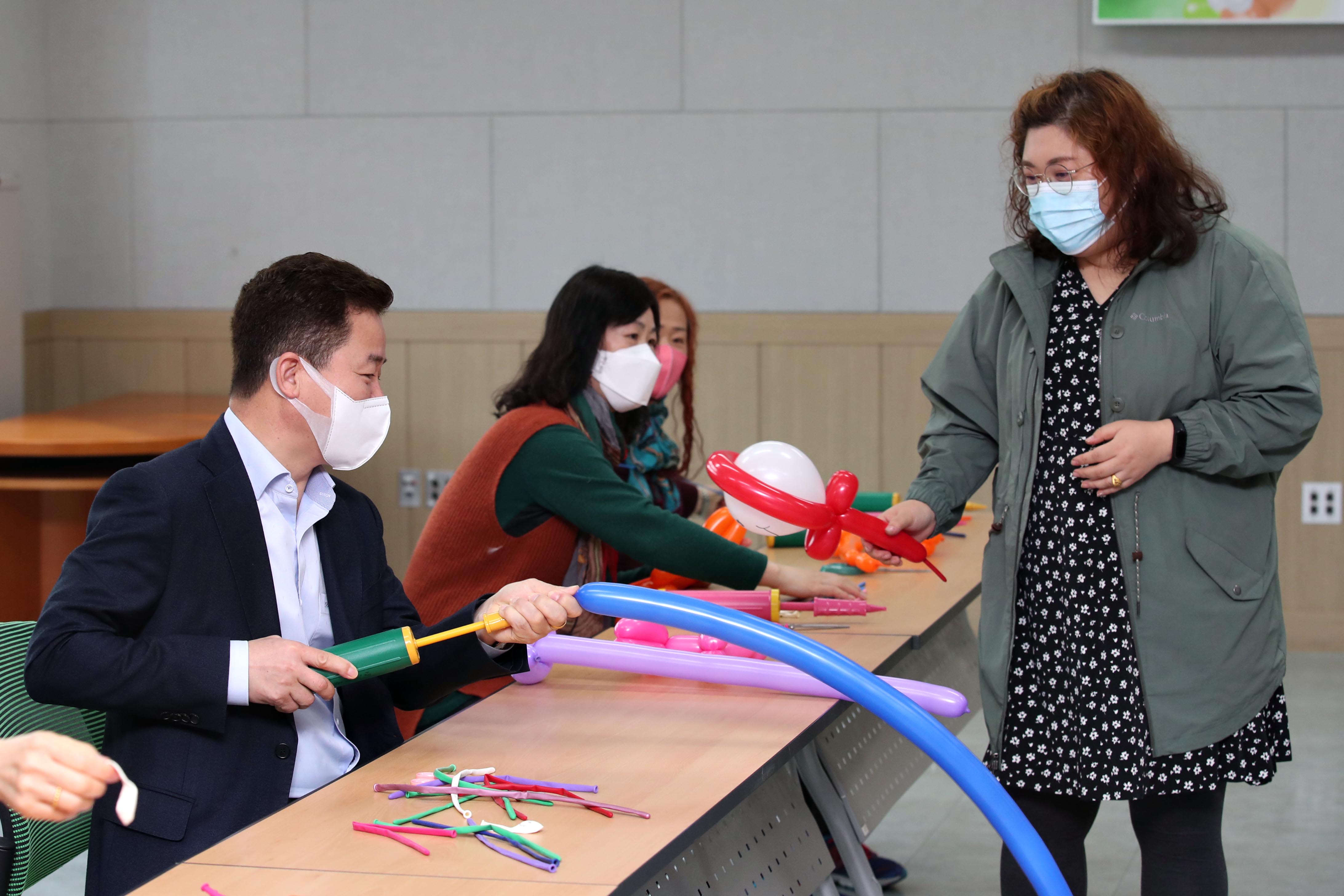 20210325_풍선아트_재능기부봉사단_교육3.jpg 이미지