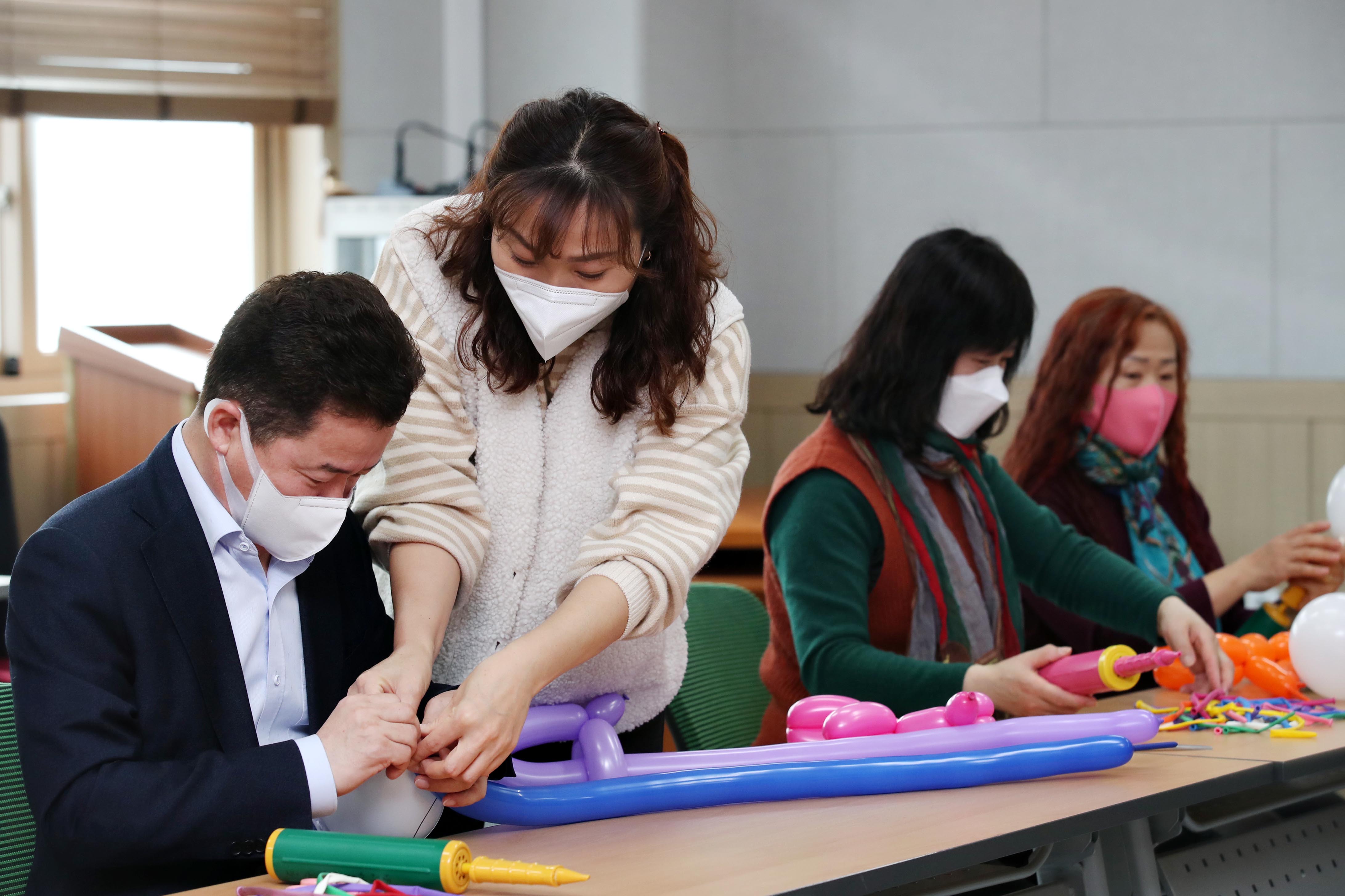 20210325_풍선아트_재능기부봉사단_교육4.jpg 이미지