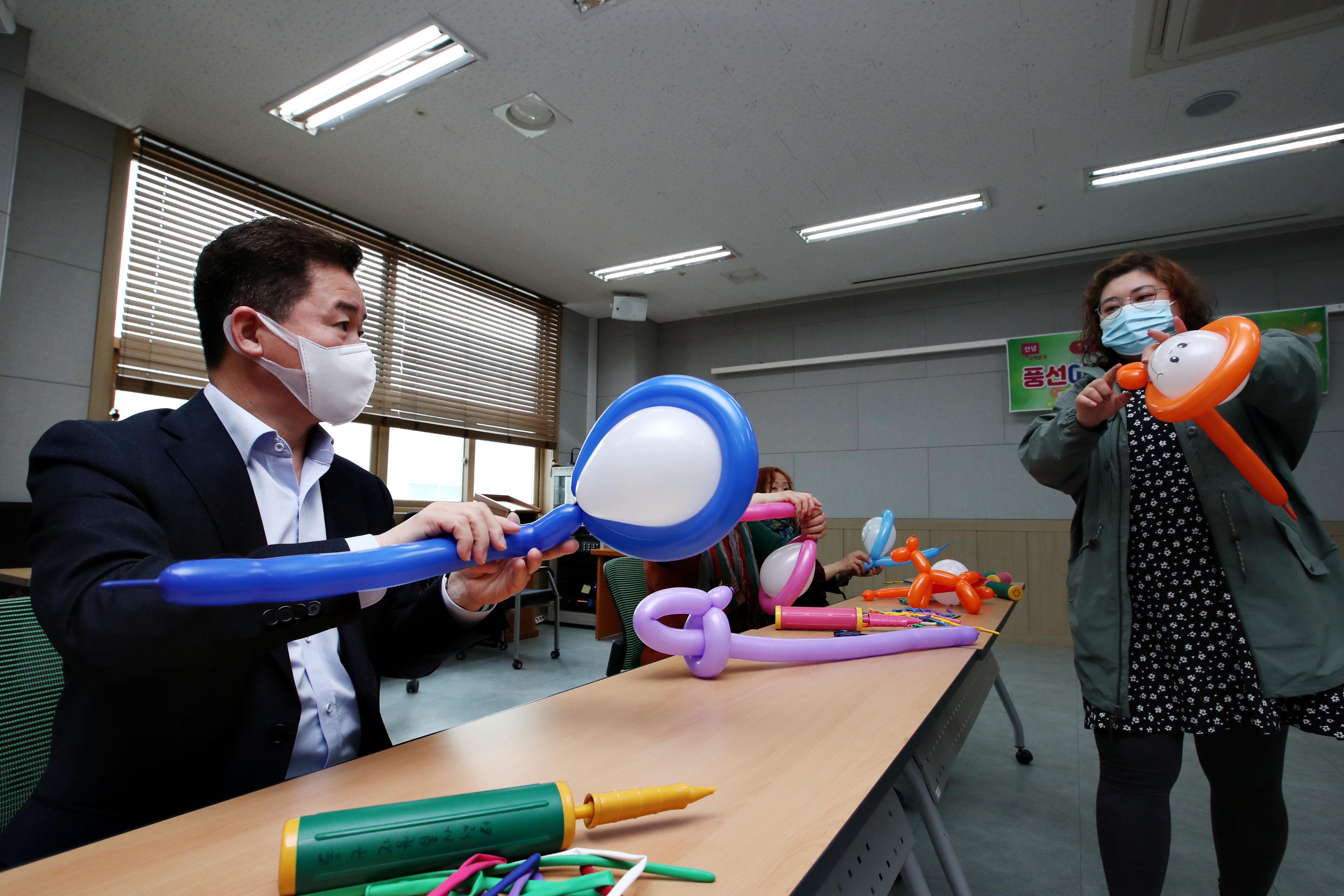 20210325_풍선아트_재능기부봉사단_교육7.jpg 이미지