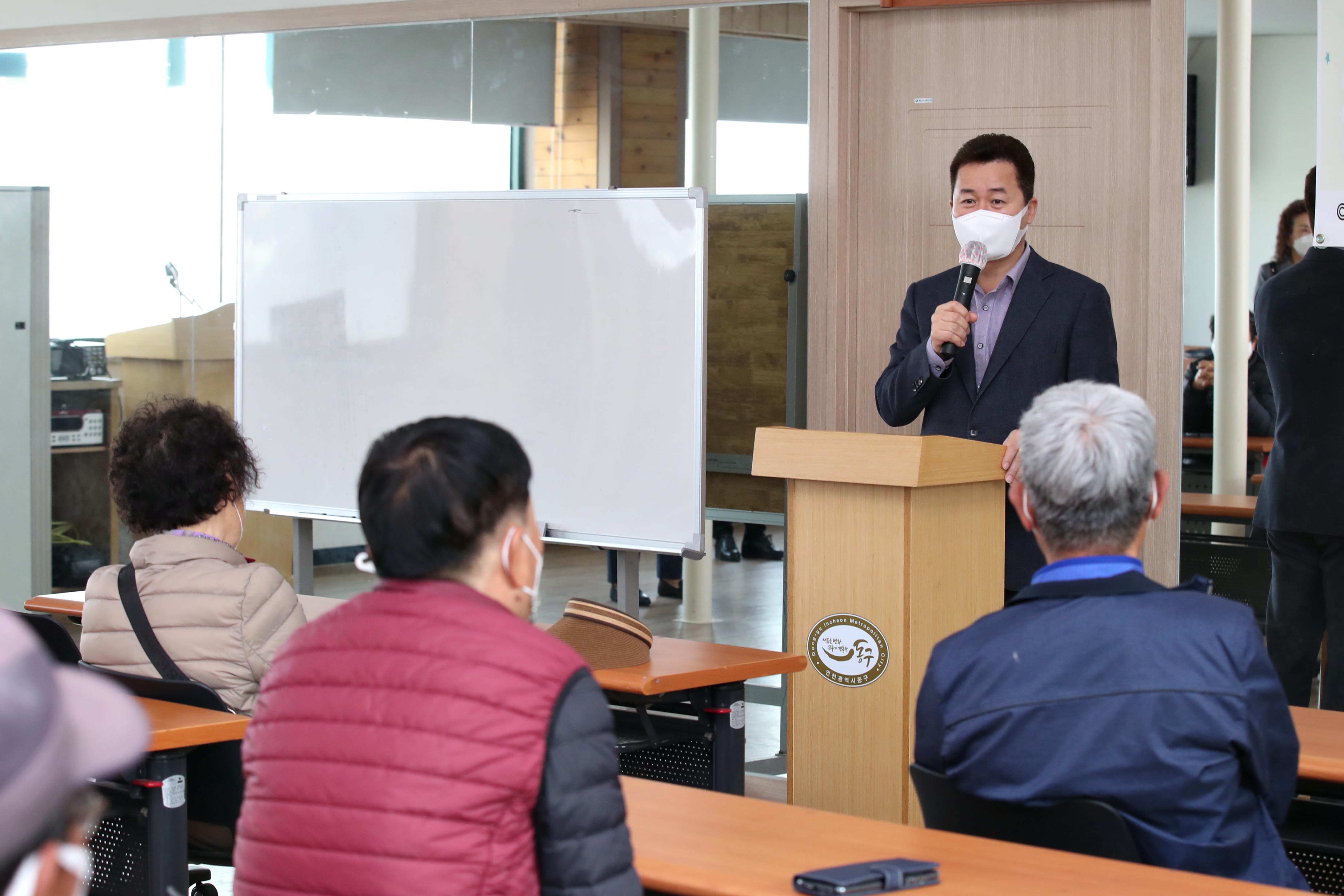 20210329_송현12동_어르신_스마트폰_교육3.jpg 이미지