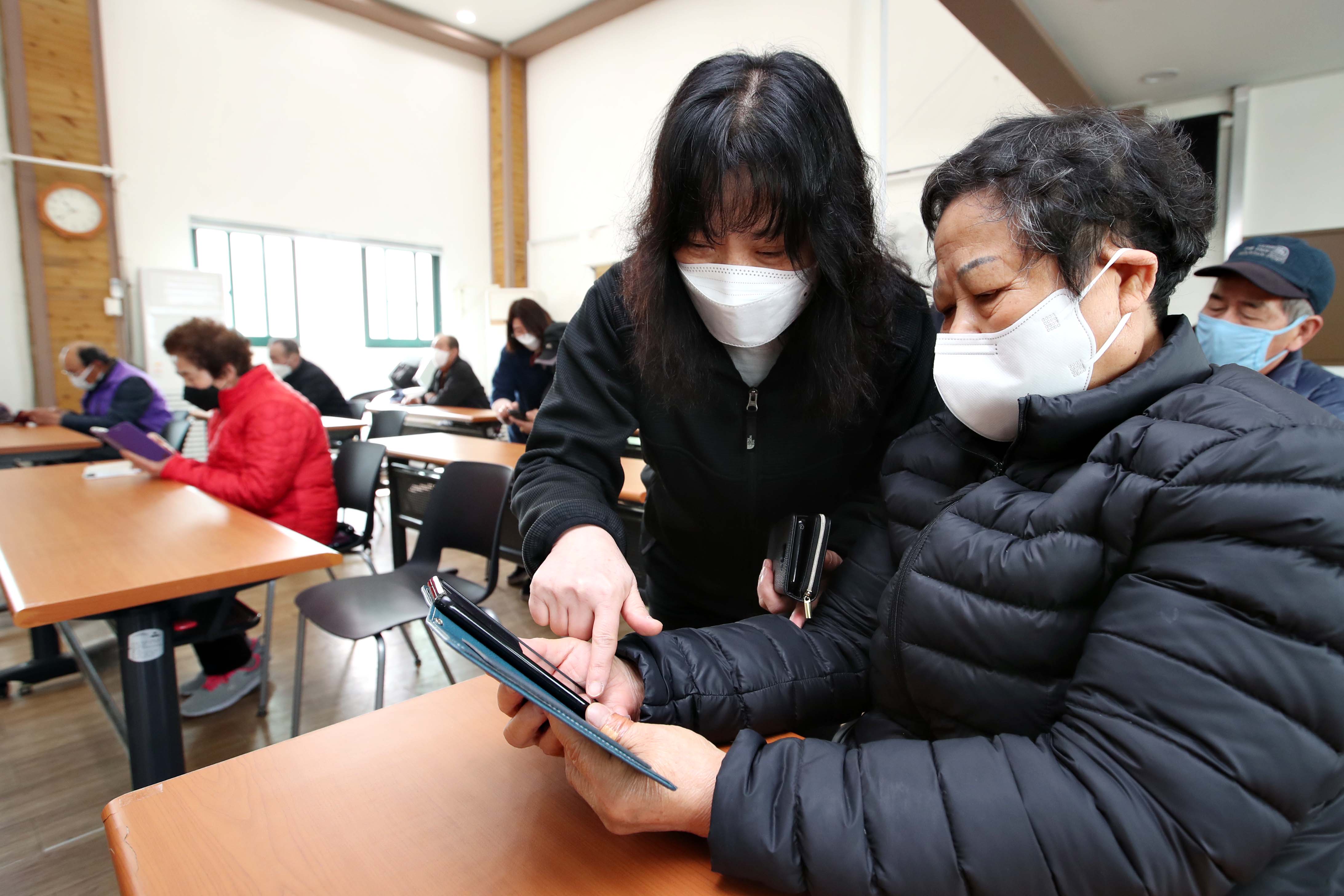 20210329_송현12동_어르신_스마트폰_교육6.jpg 이미지