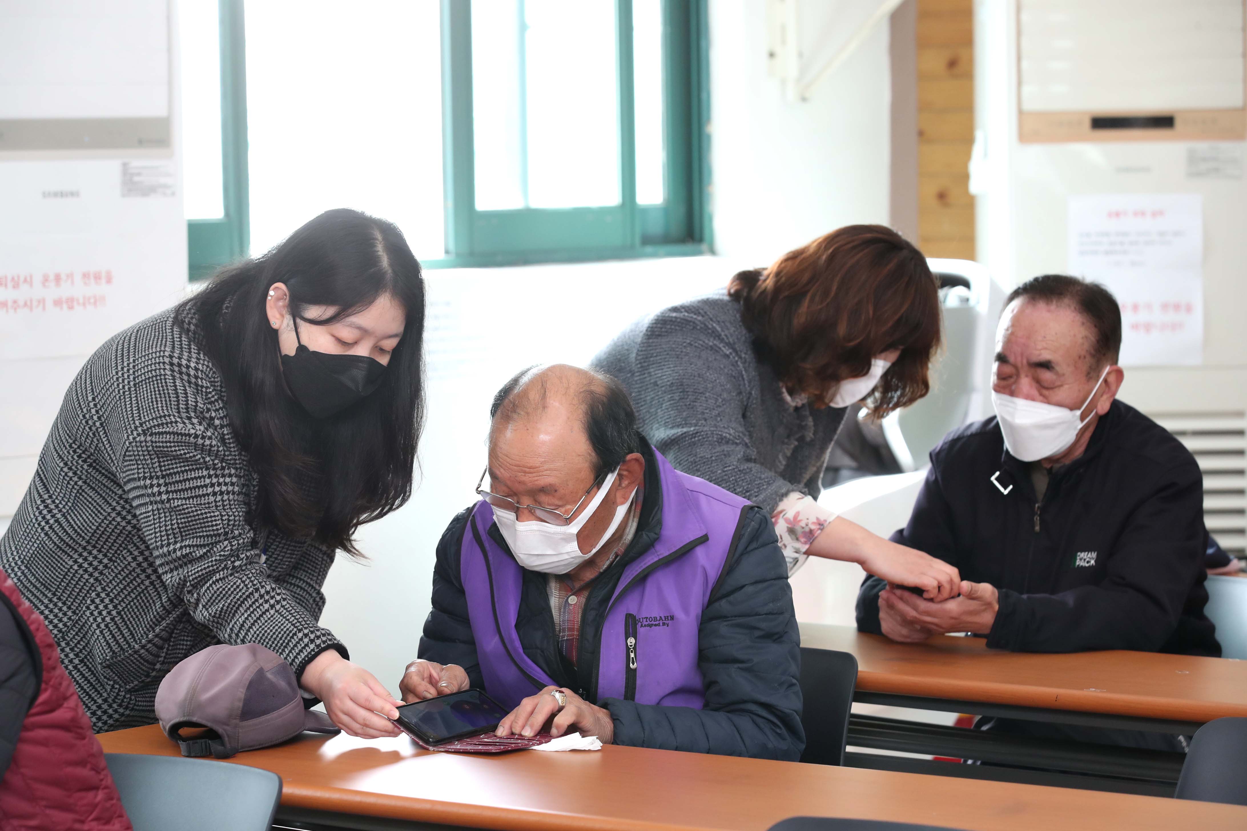 20210329_송현12동_어르신_스마트폰_교육7.jpg 이미지