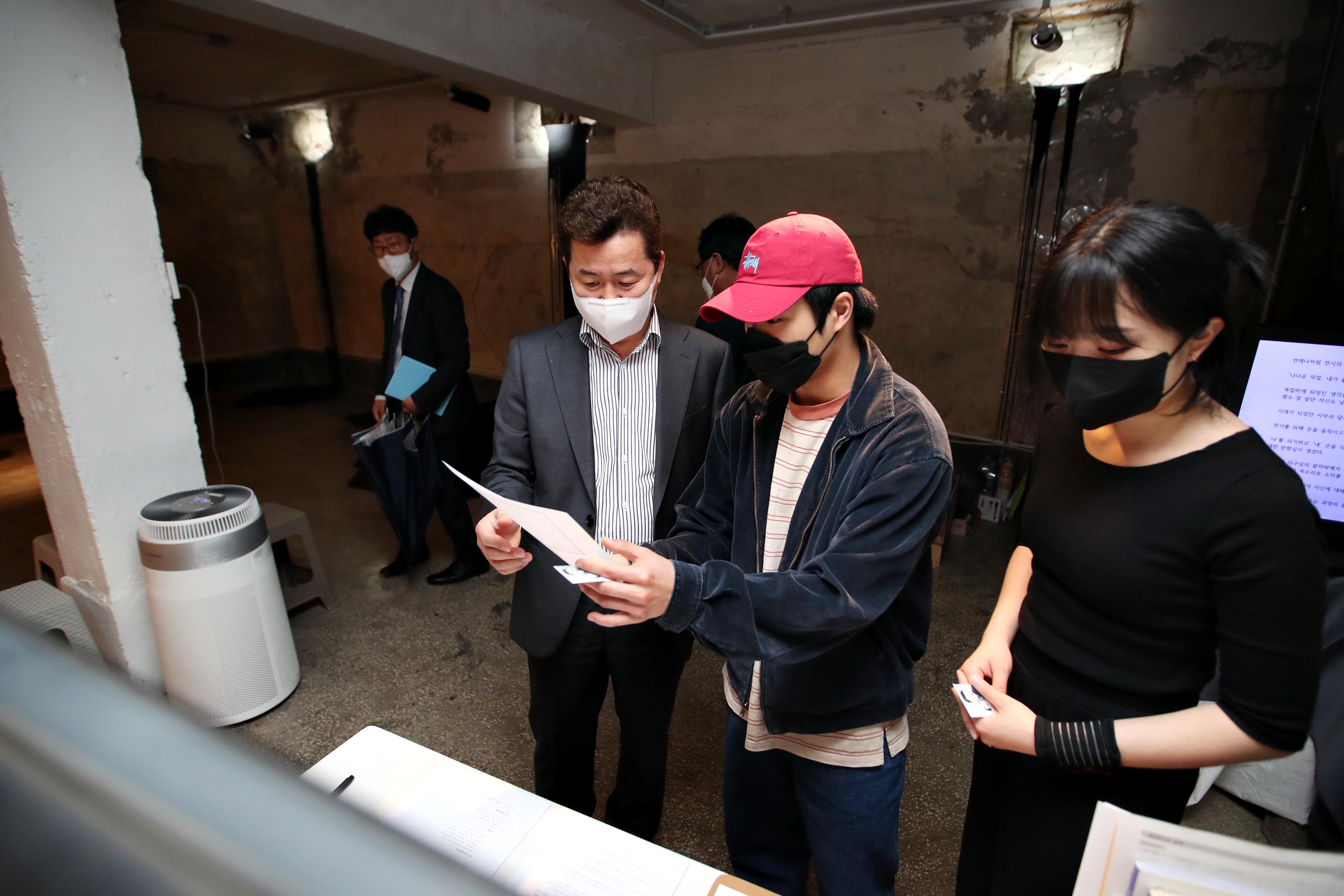 20210412_배다리_문화예술의_거리_조성사업_지원대상자_개업점포_현장_방문1.jpg 이미지