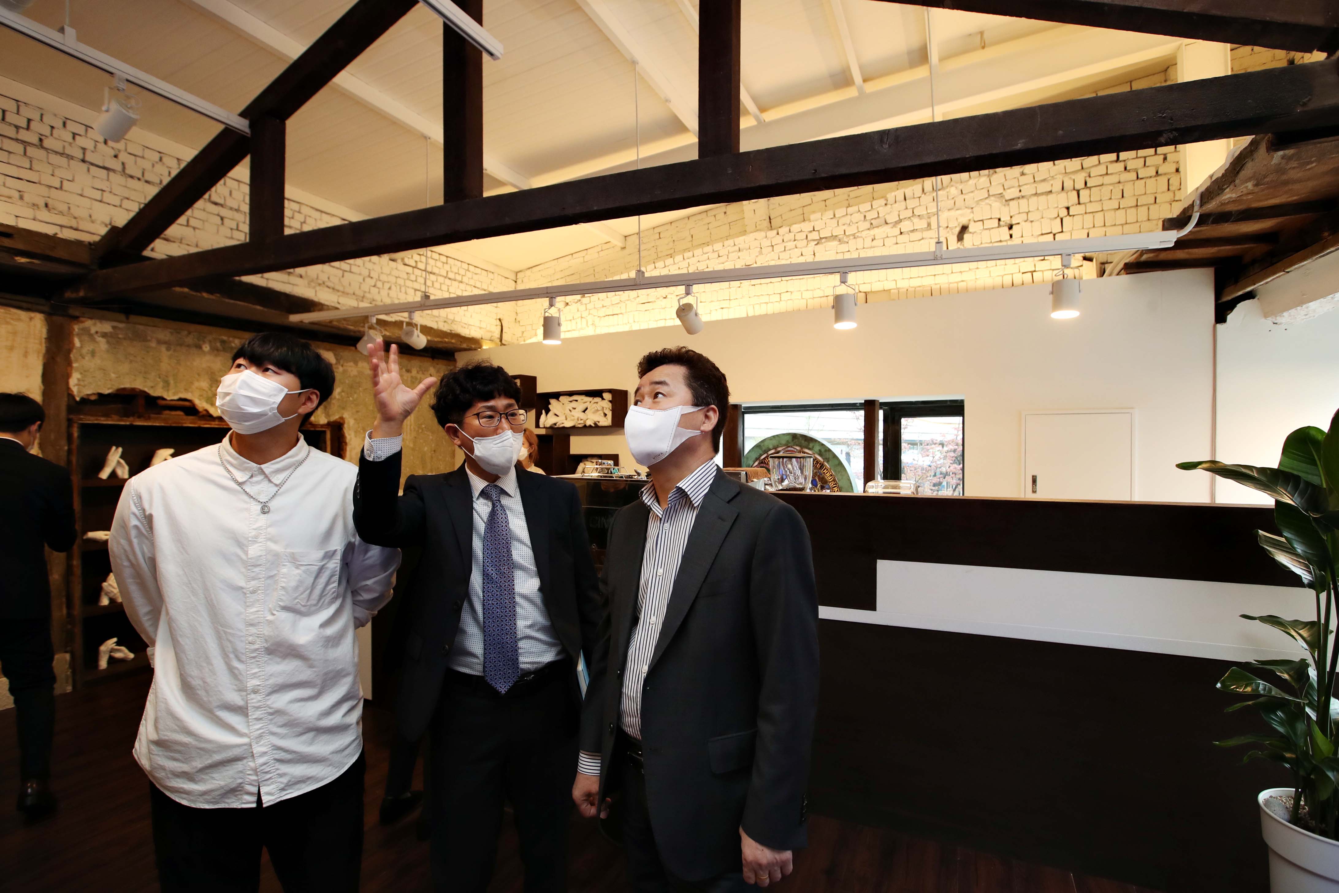 20210412_배다리_문화예술의_거리_조성사업_지원대상자_개업점포_현장_방문10.jpg 이미지