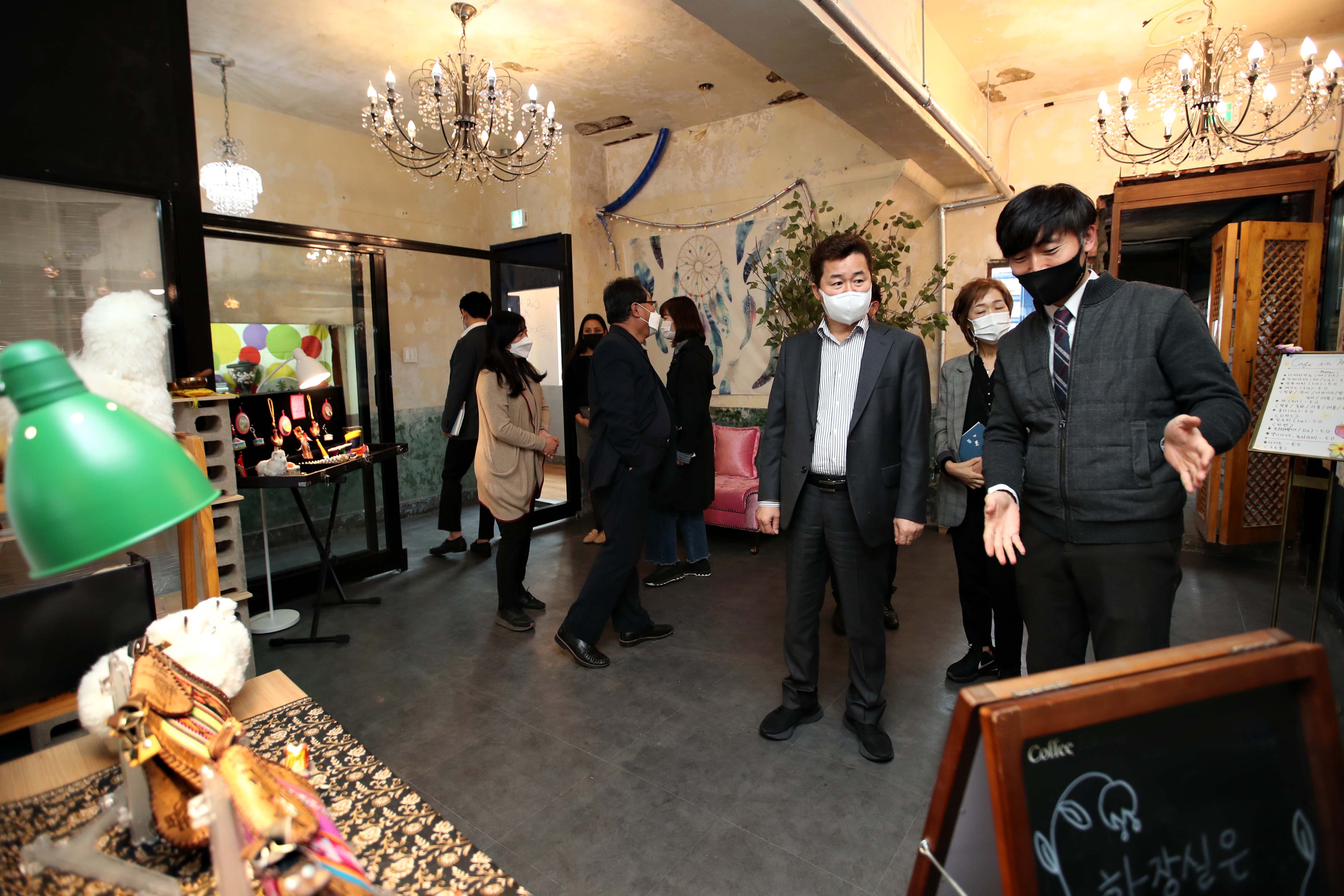 20210412_배다리_문화예술의_거리_조성사업_지원대상자_개업점포_현장_방문15.jpg 이미지