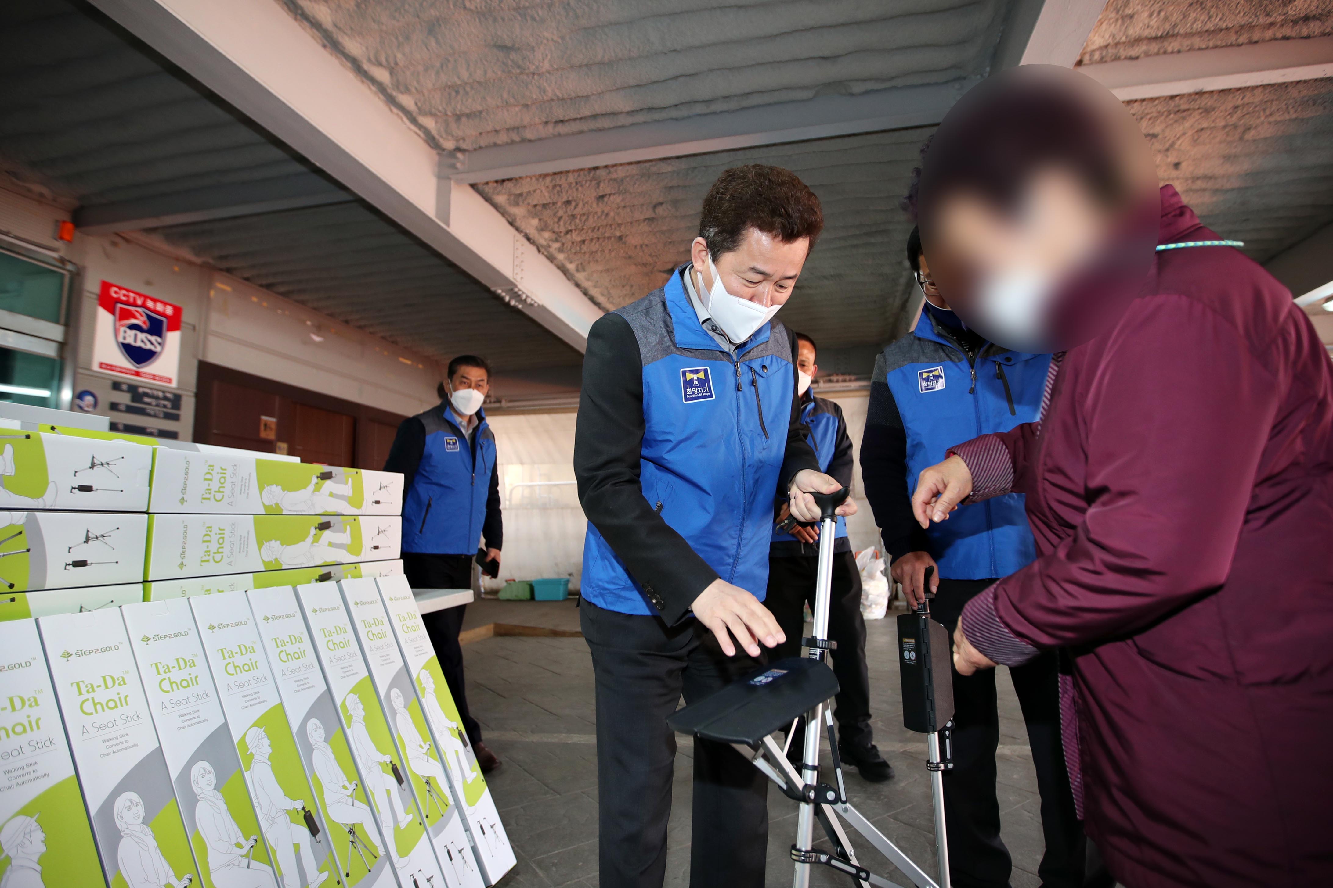 20210413_송림6동_지팡이의자_지원_사업_전달식6.jpg 이미지