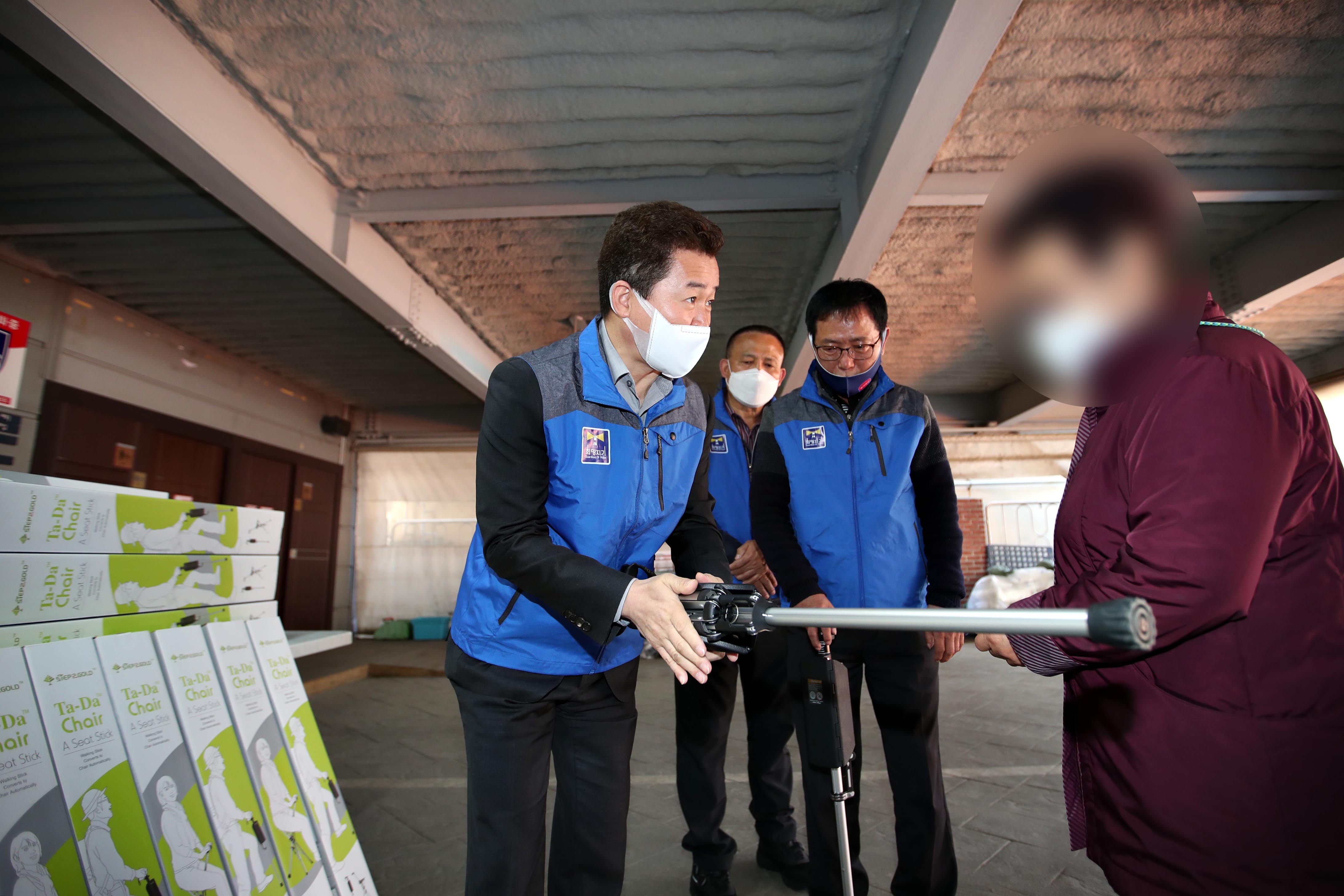 20210413_송림6동_지팡이의자_지원_사업_전달식9.jpg 이미지