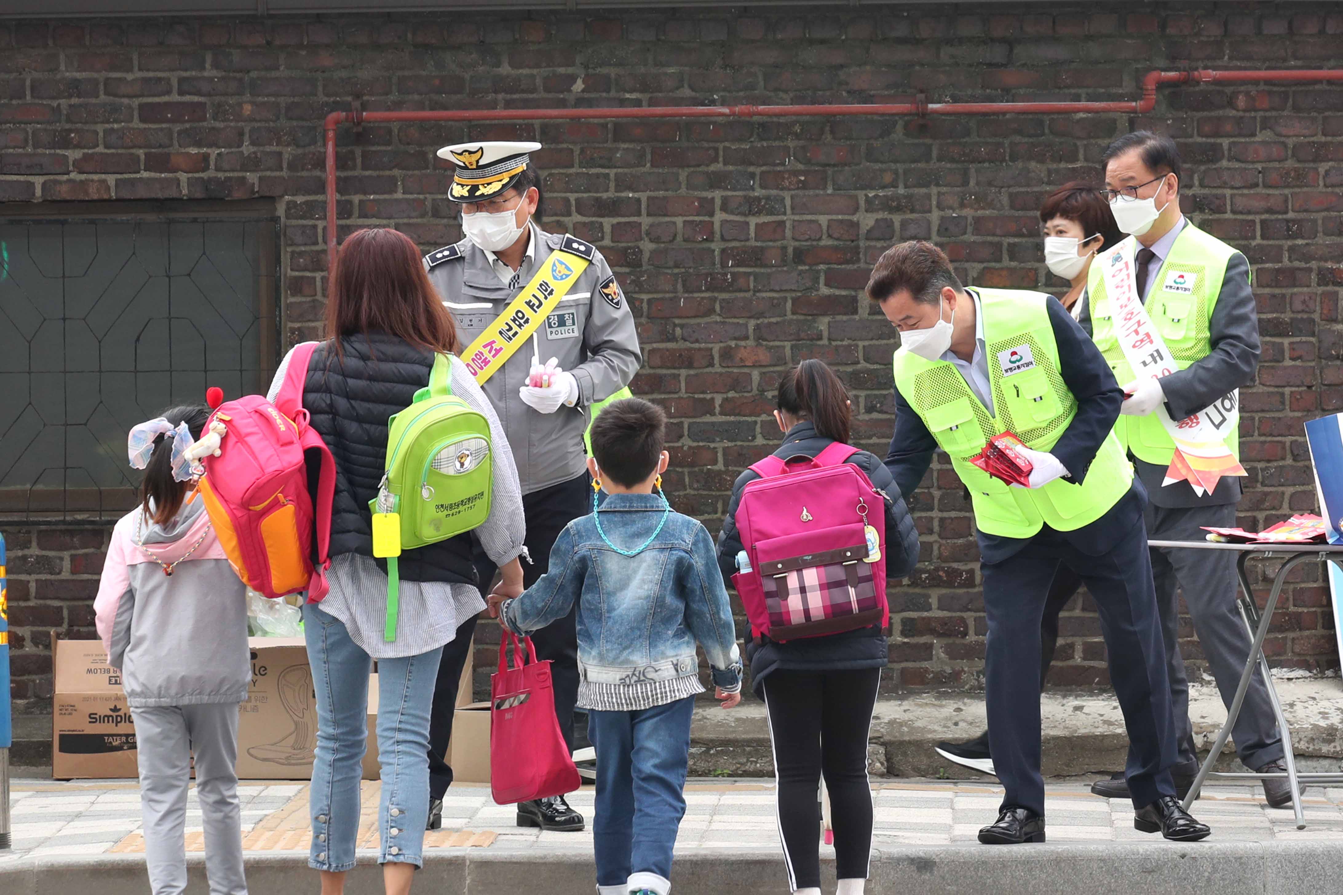 20210427_2021년_민관경_합동_교통안전캠페인4.jpg 이미지