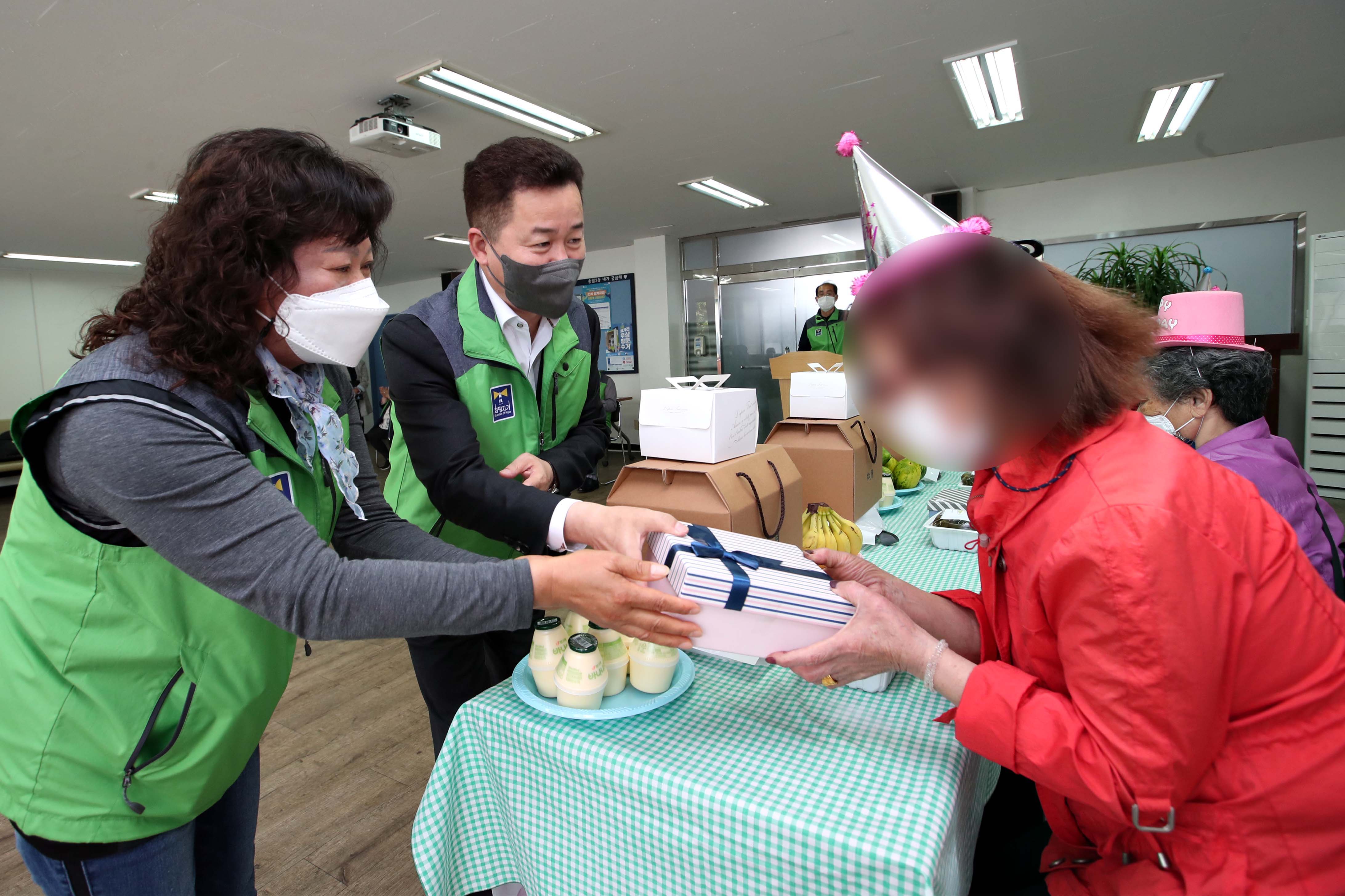 20210525_송림1동_생신상_차려드리기4.jpg 이미지