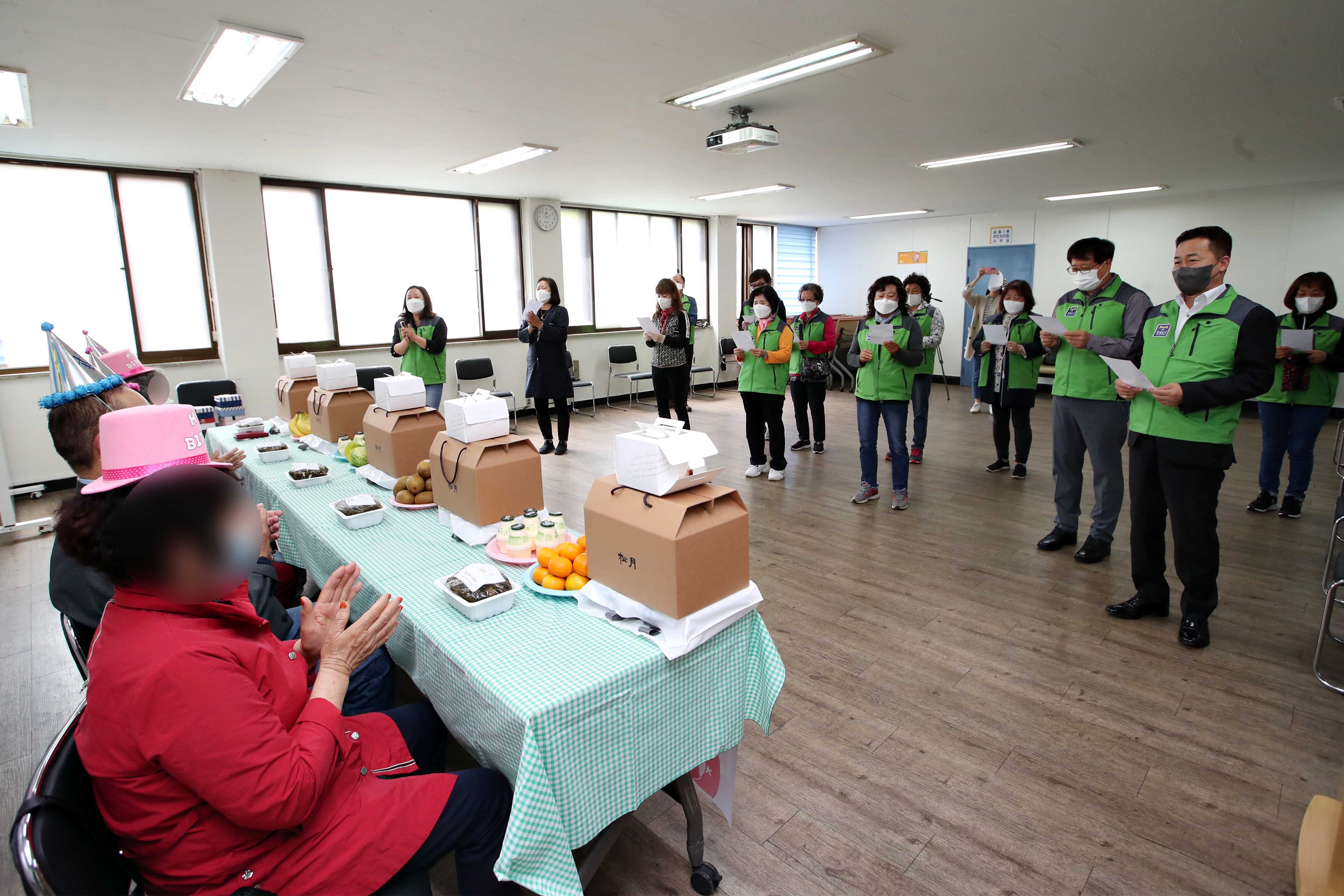 20210525_송림1동_생신상_차려드리기8.jpg 이미지