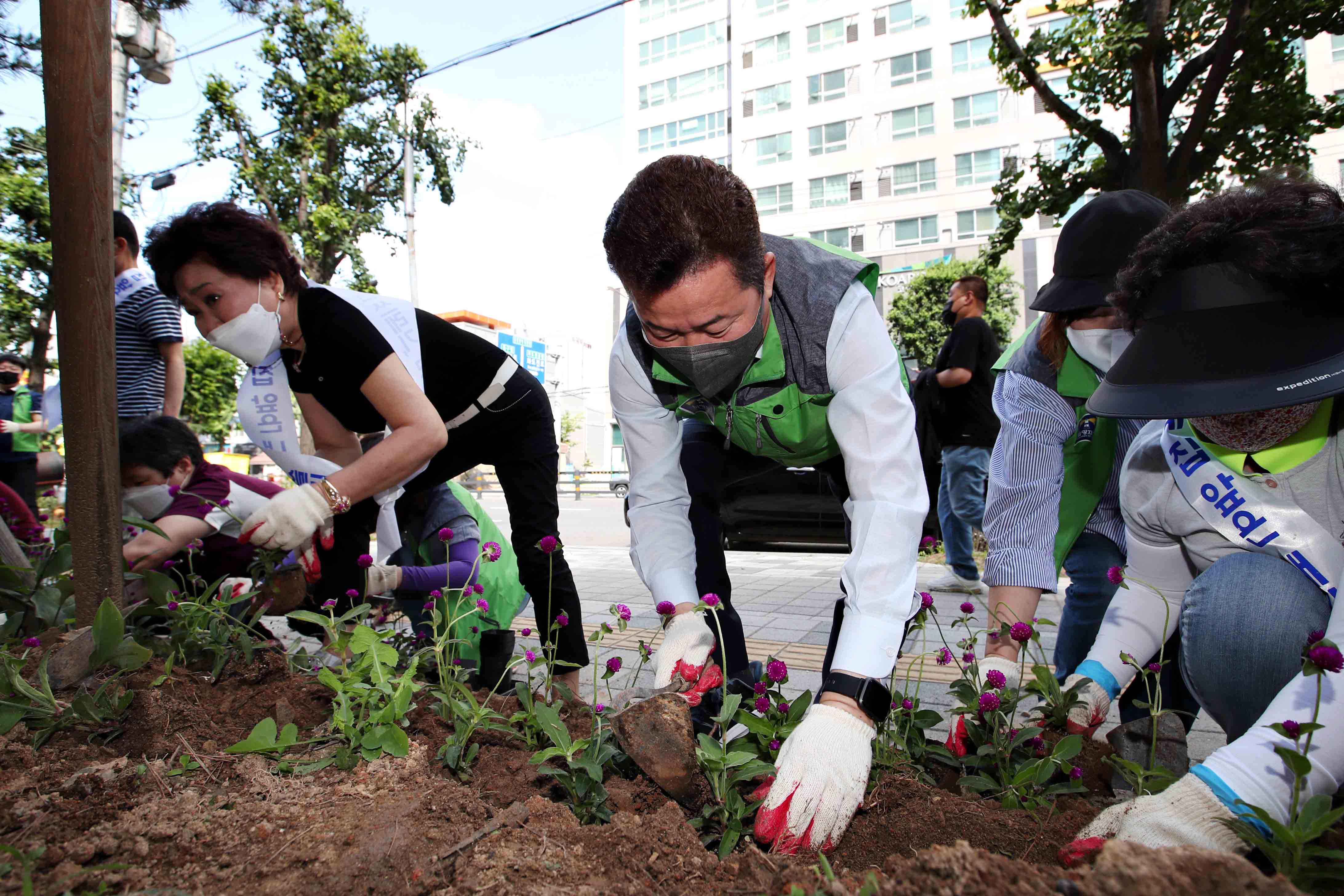 20210616_송현12동_초화_식재_행사6.jpg 이미지