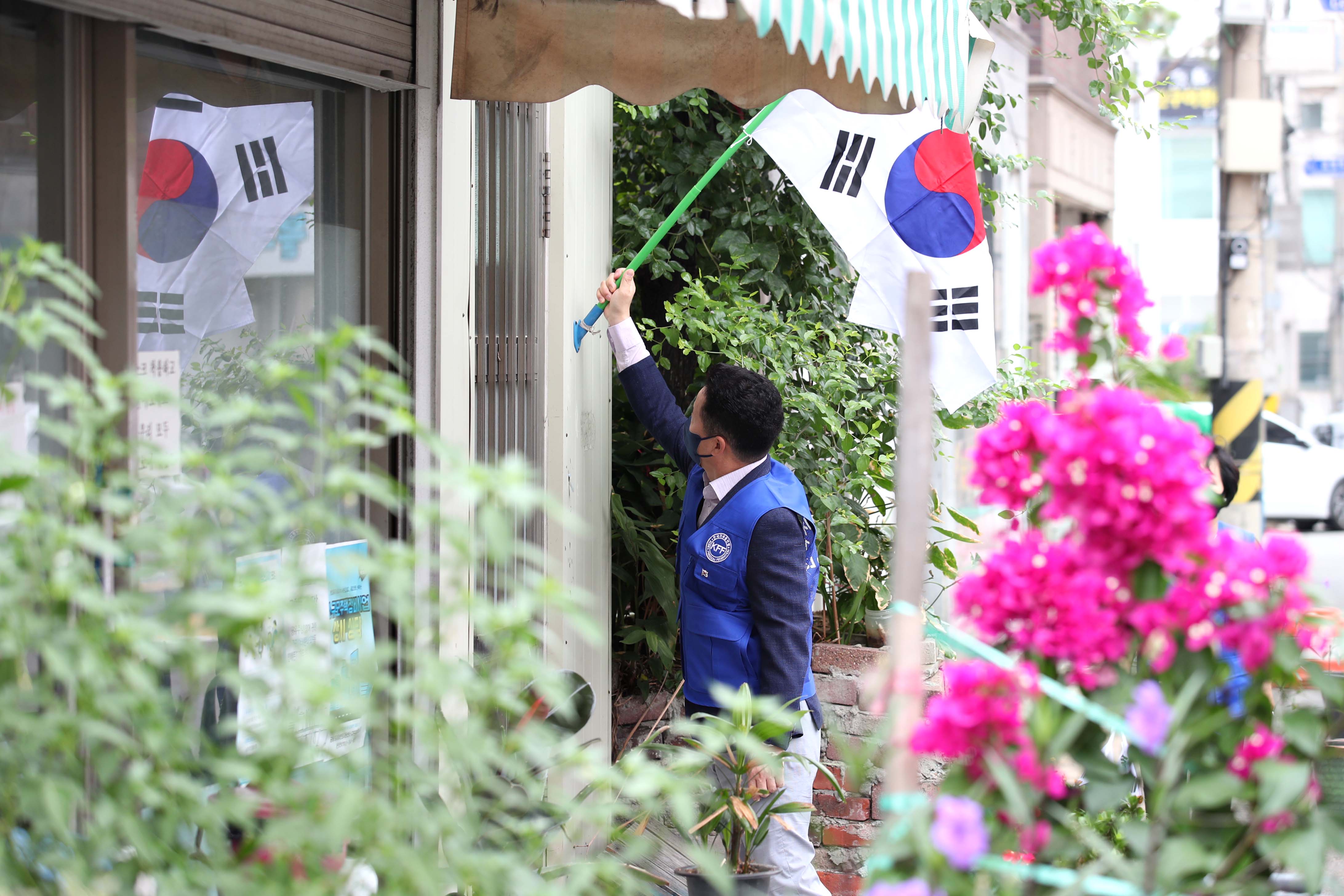 20210813_한국자유총연맹동구지회_태극기_달기_행사13.jpg 이미지