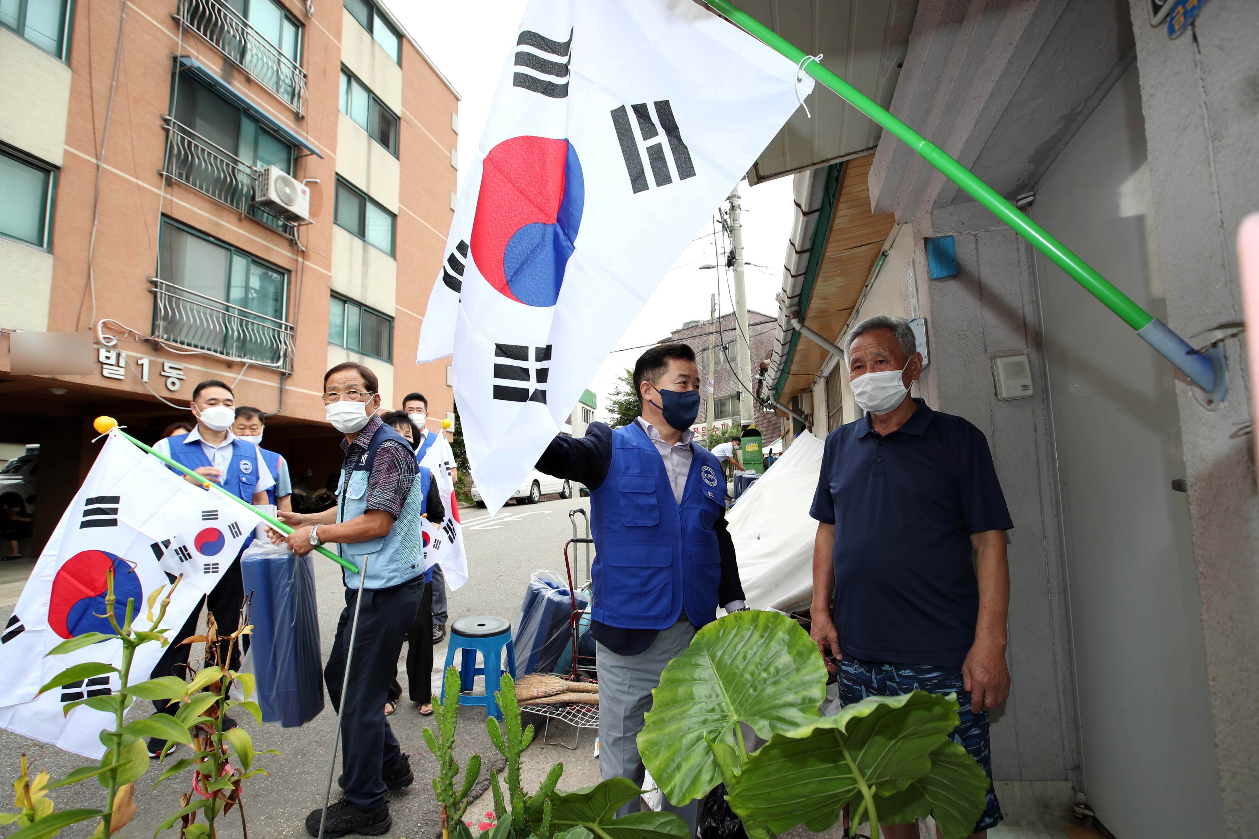20210813_한국자유총연맹동구지회_태극기_달기_행사17.jpg 이미지