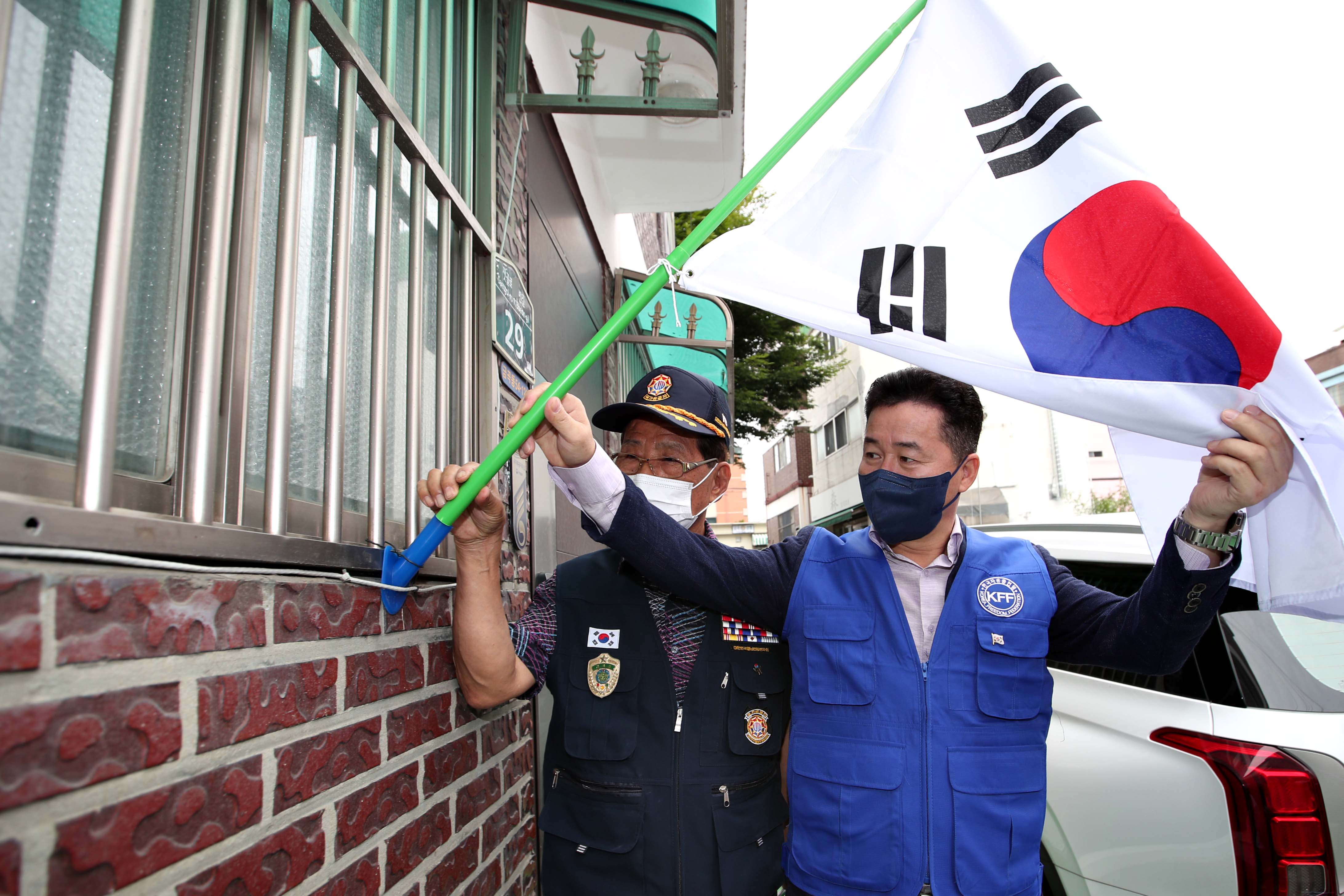 20210813_한국자유총연맹동구지회_태극기_달기_행사18.jpg 이미지