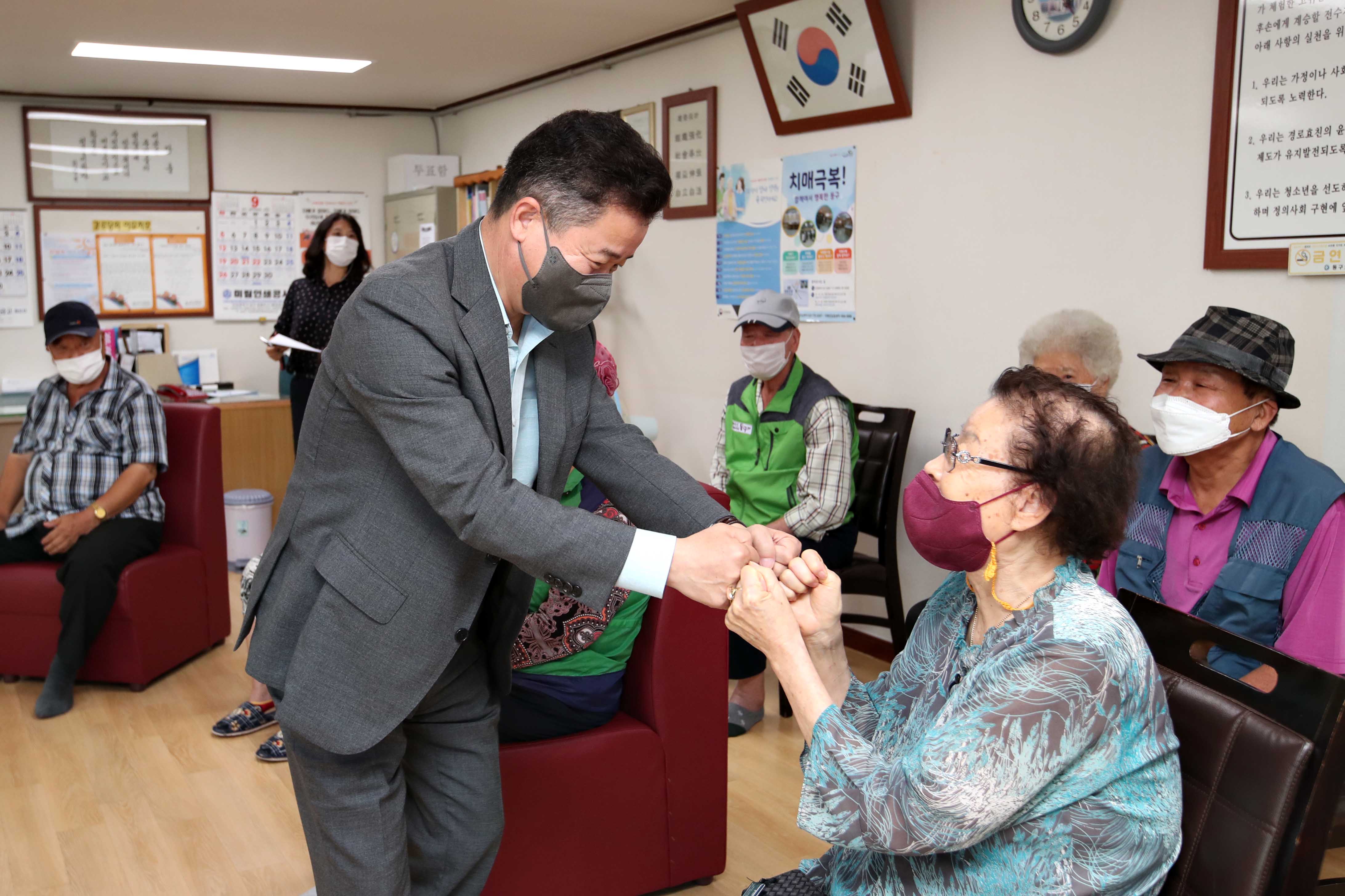 20210908_추석맞이_경로당_방문7.jpg 이미지
