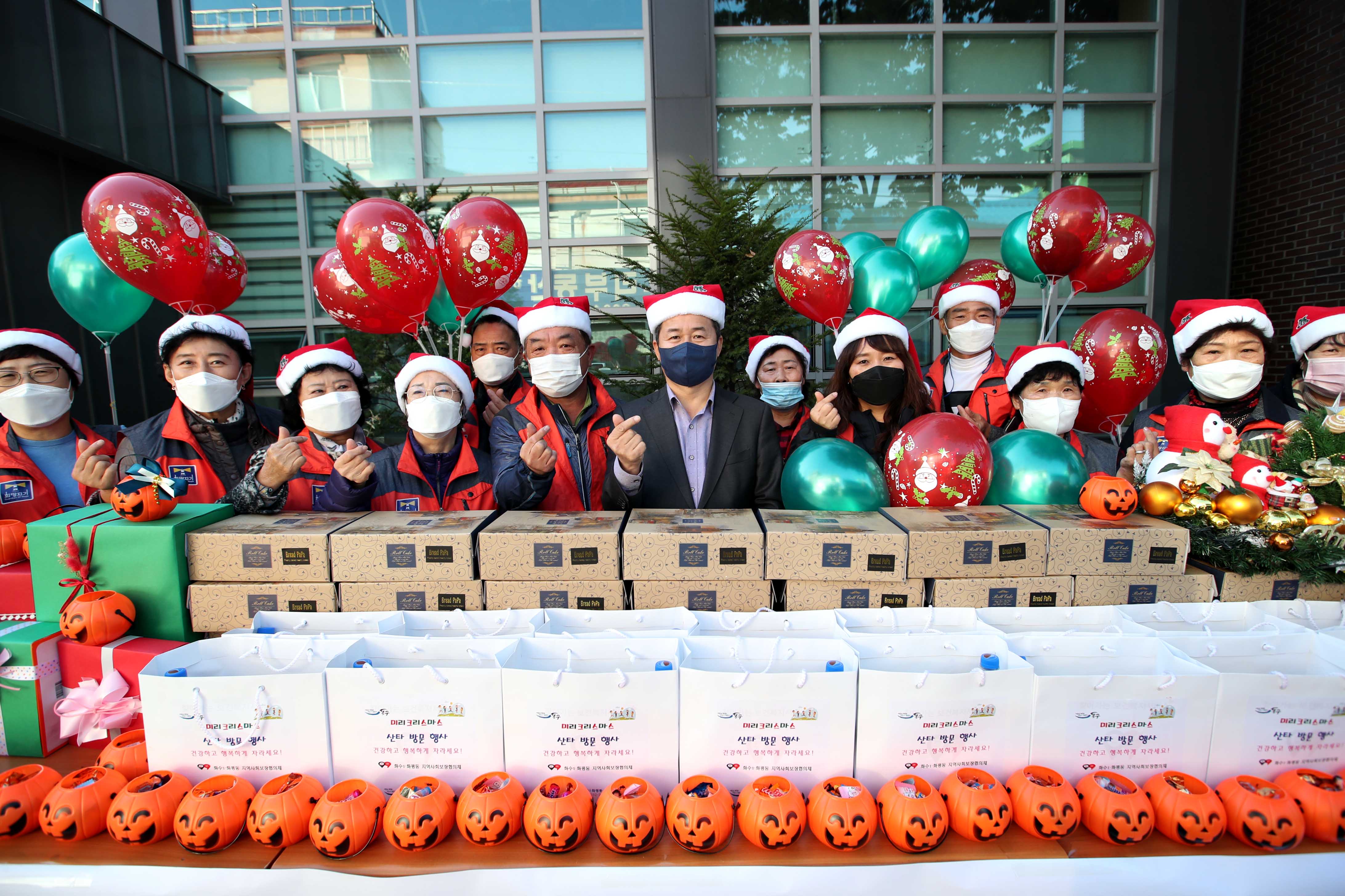 20211022_화수1화평동_지역사회보장협의체_미리크리스마스_산타_방문_행사3.jpg 이미지