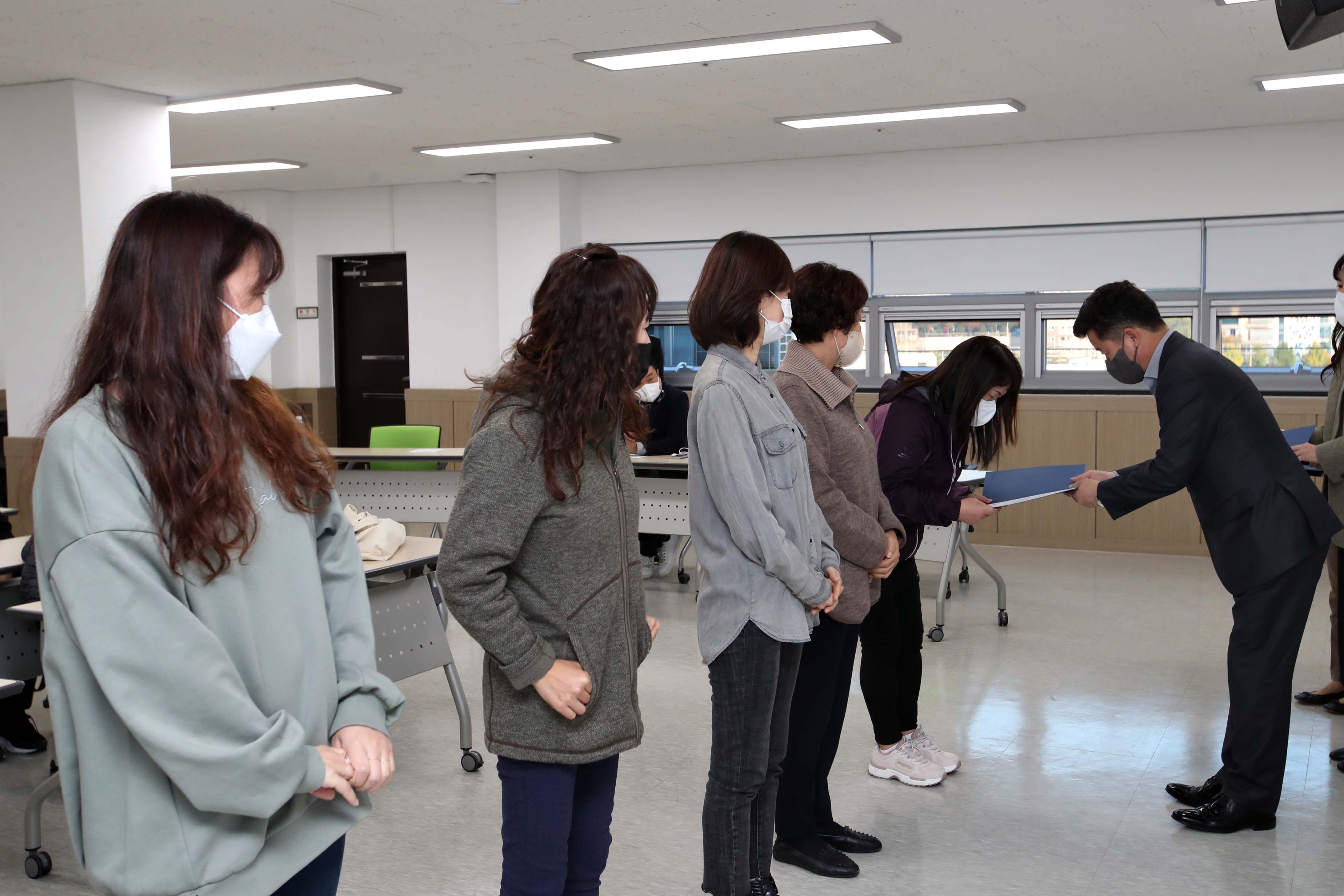 20211029_경력단절여성_기업맞춤형_채용연계교육_수료식2.jpg 이미지