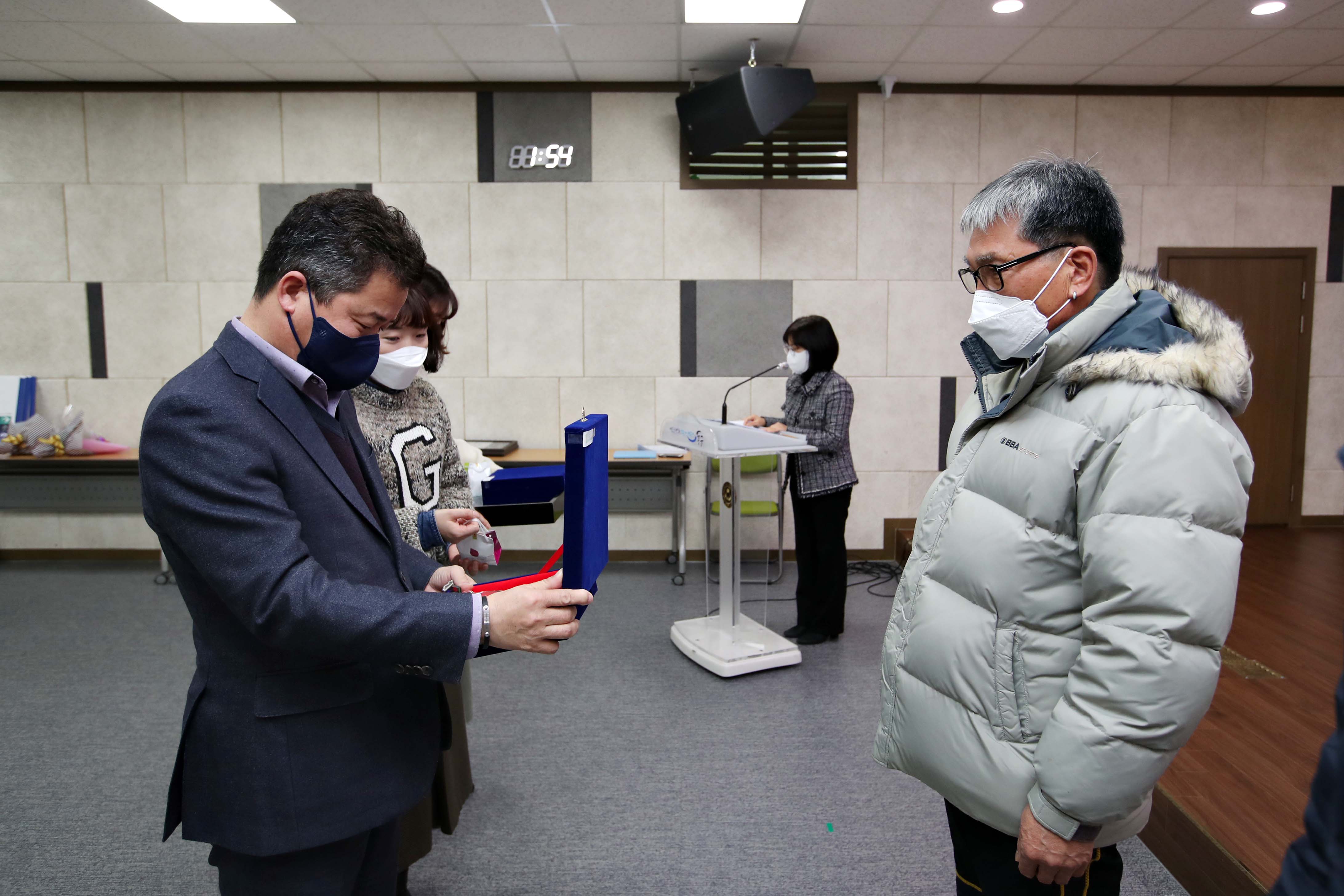 20211231_2021년_공무직(환경미화원)_정년퇴임식2.jpg 이미지