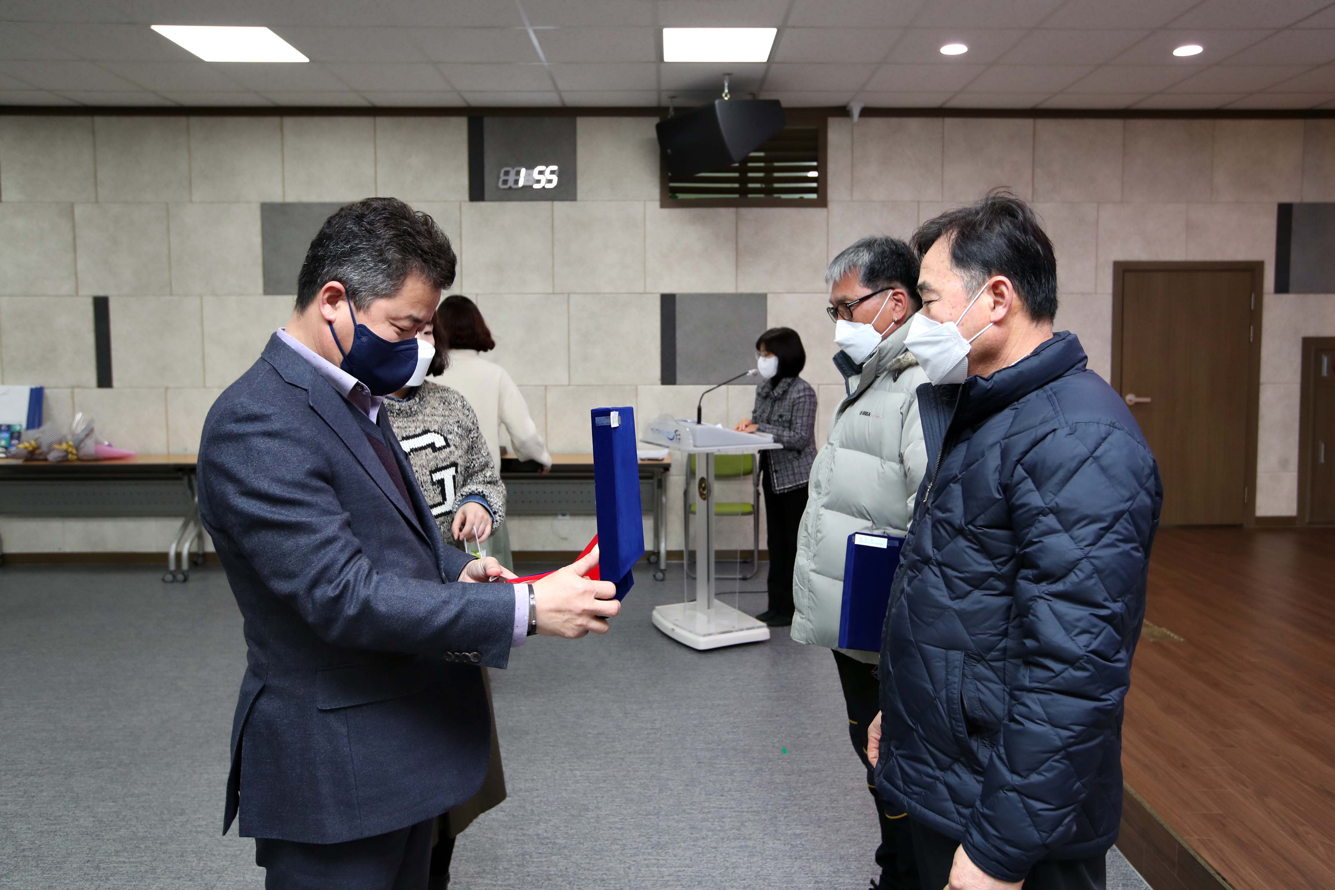 20211231_2021년_공무직(환경미화원)_정년퇴임식3.jpg 이미지