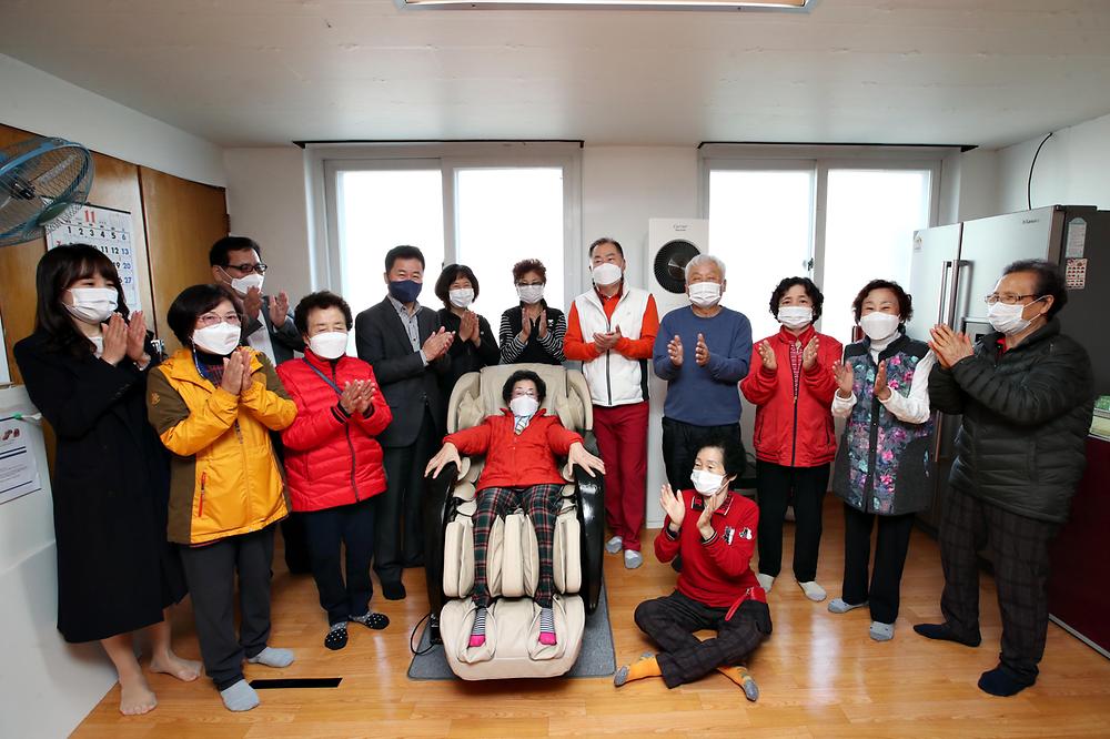 송림2동 경로당 안마기 전달식 사진