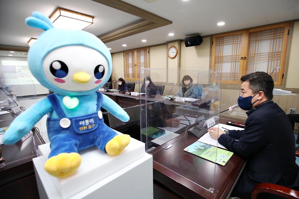 AI 돌봄 로봇 아통이 입양식 사진
