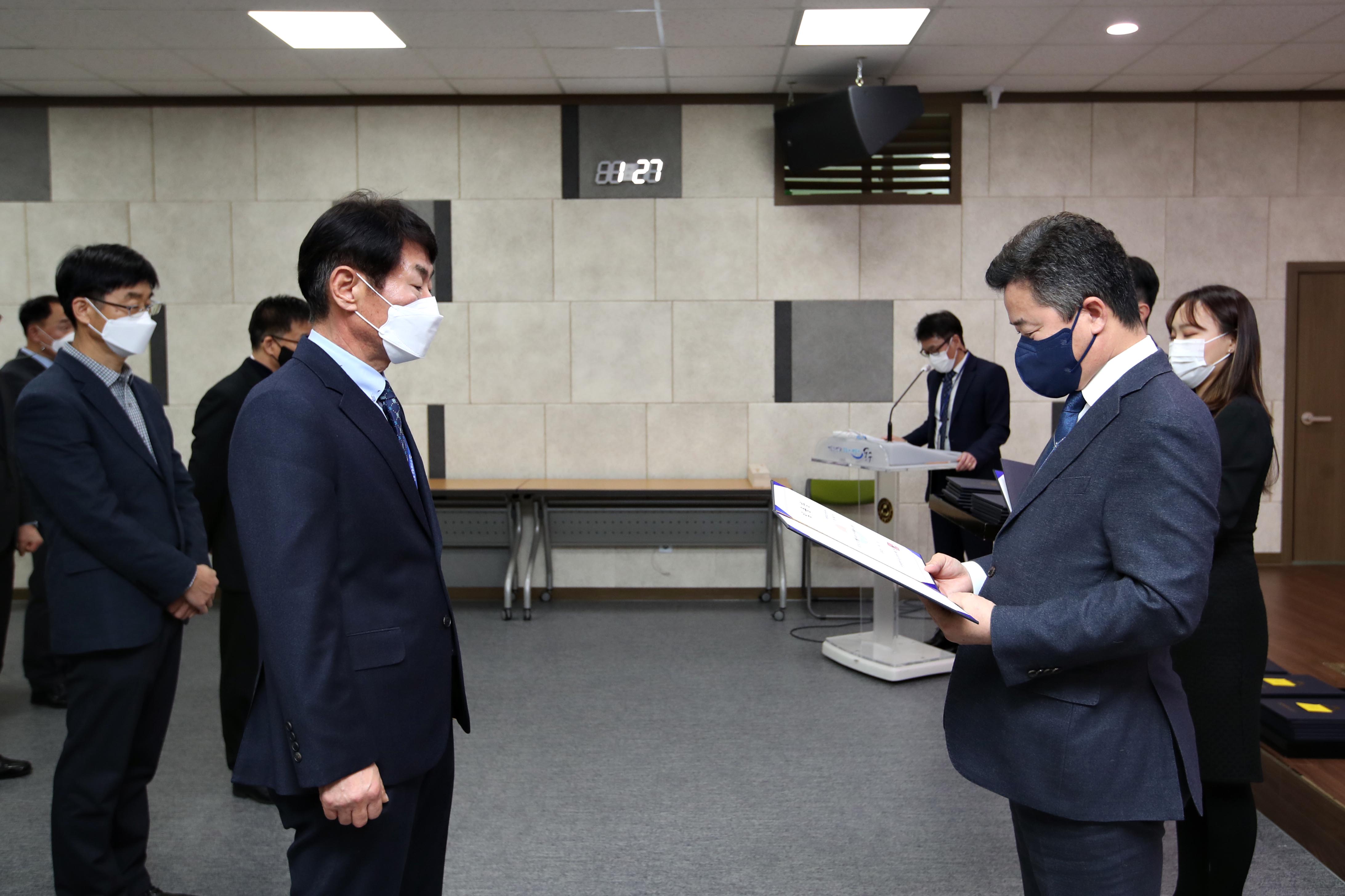 20220103_임용장_수여식17.jpg 이미지