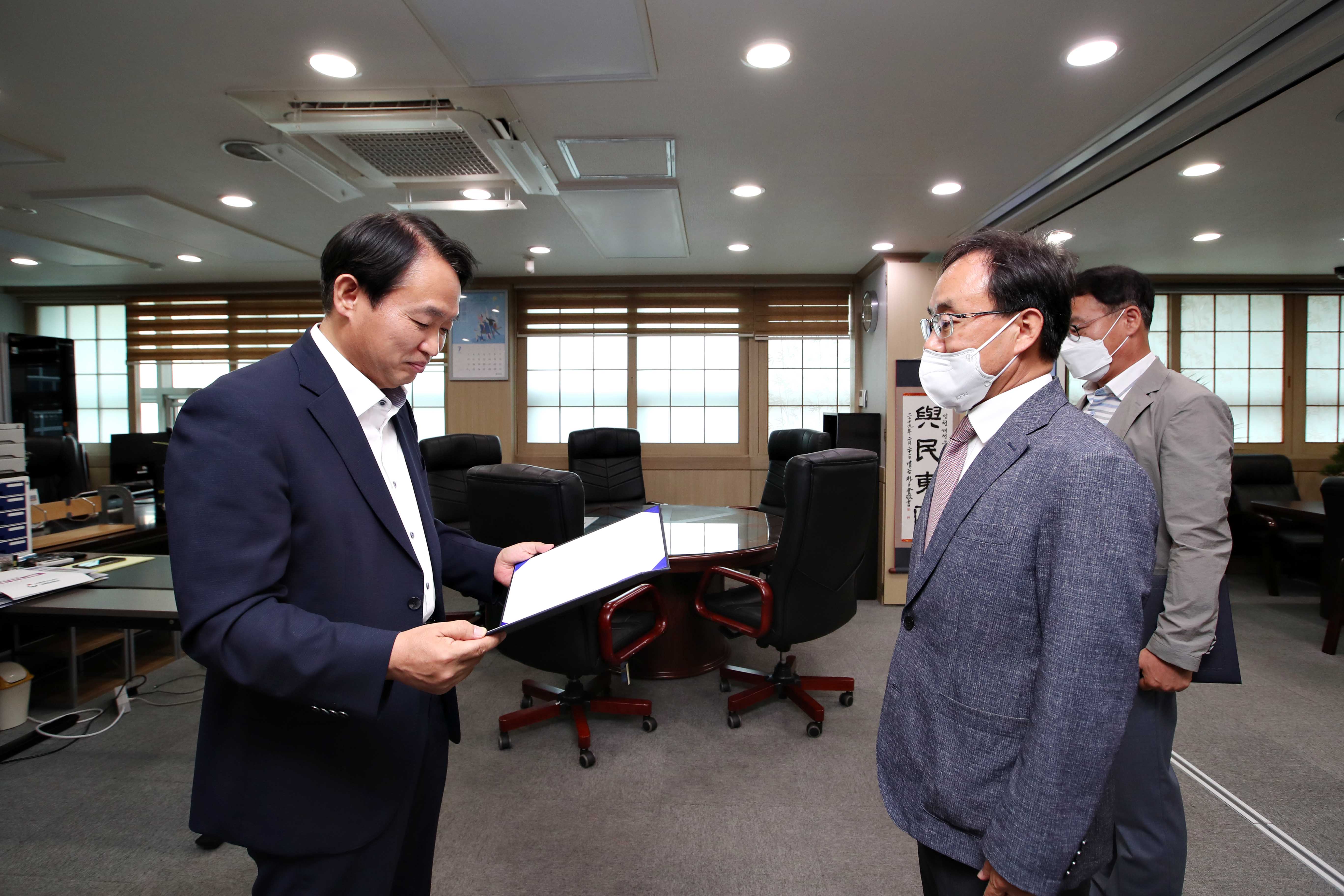 20220704_임용장_수여식3.jpg 이미지