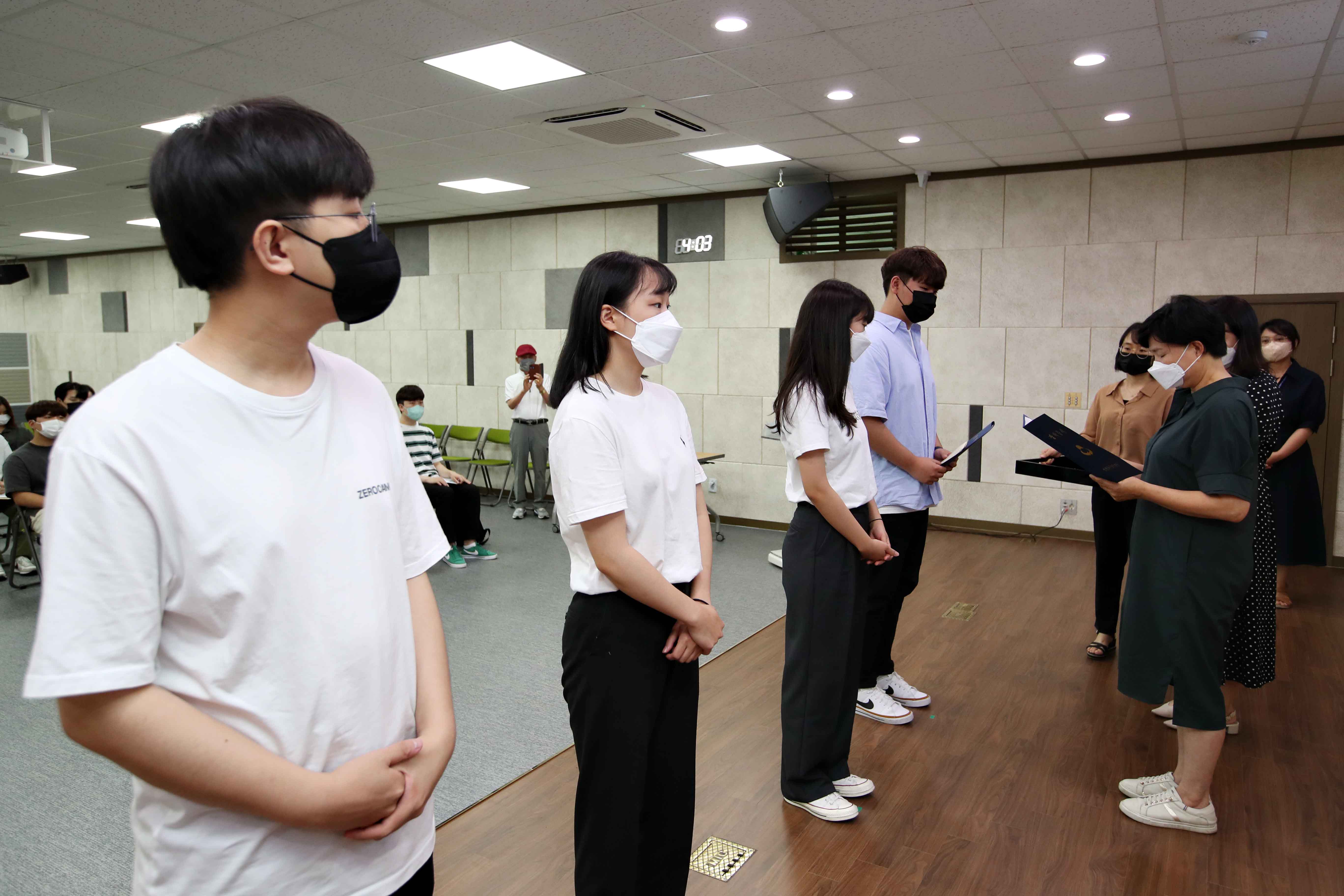 20220712_2022년도_학업우수_장학생_장학증서_수여식4.jpg 이미지