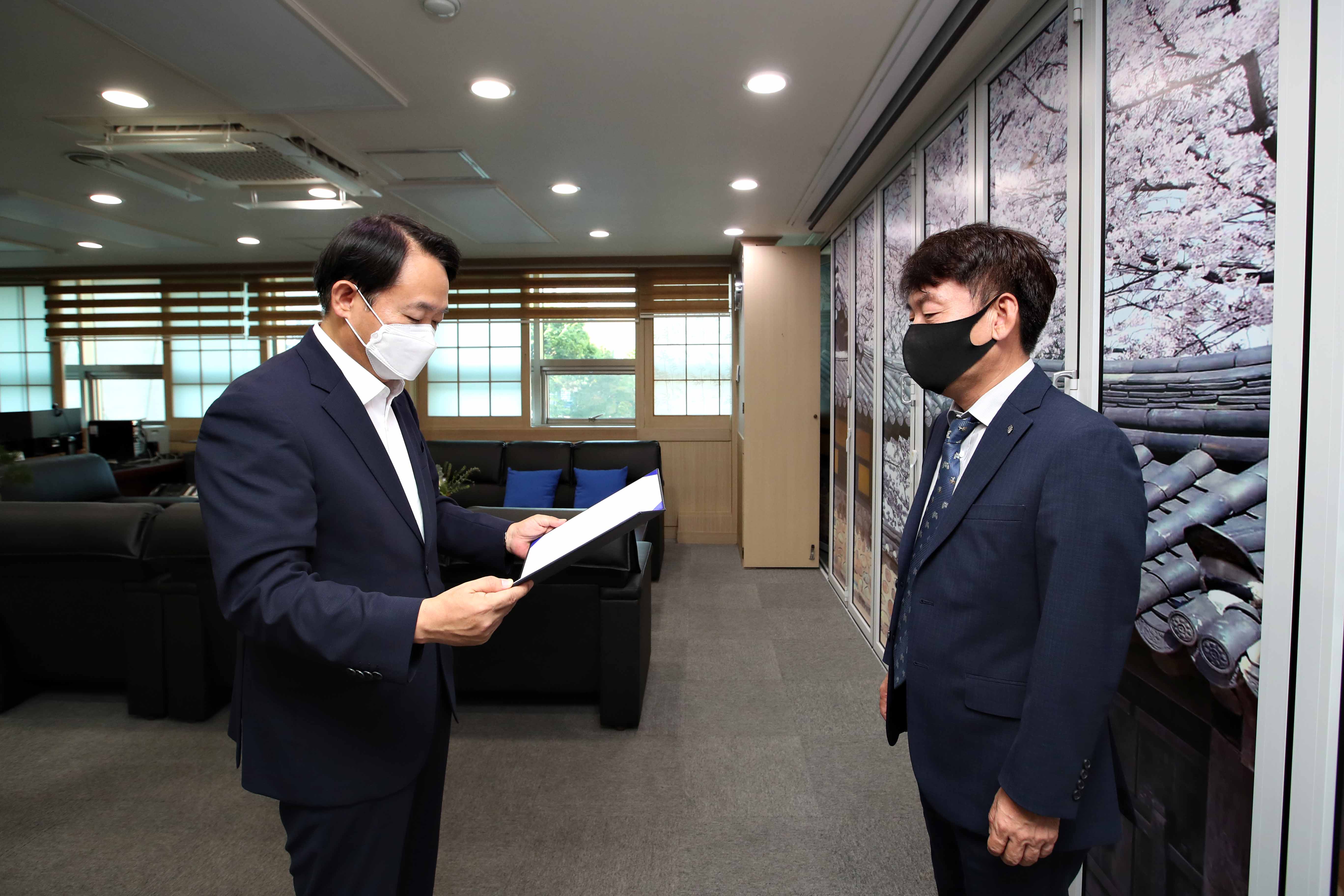 20220729_임용장_수여식_고창식_부구청장님2.jpg 이미지