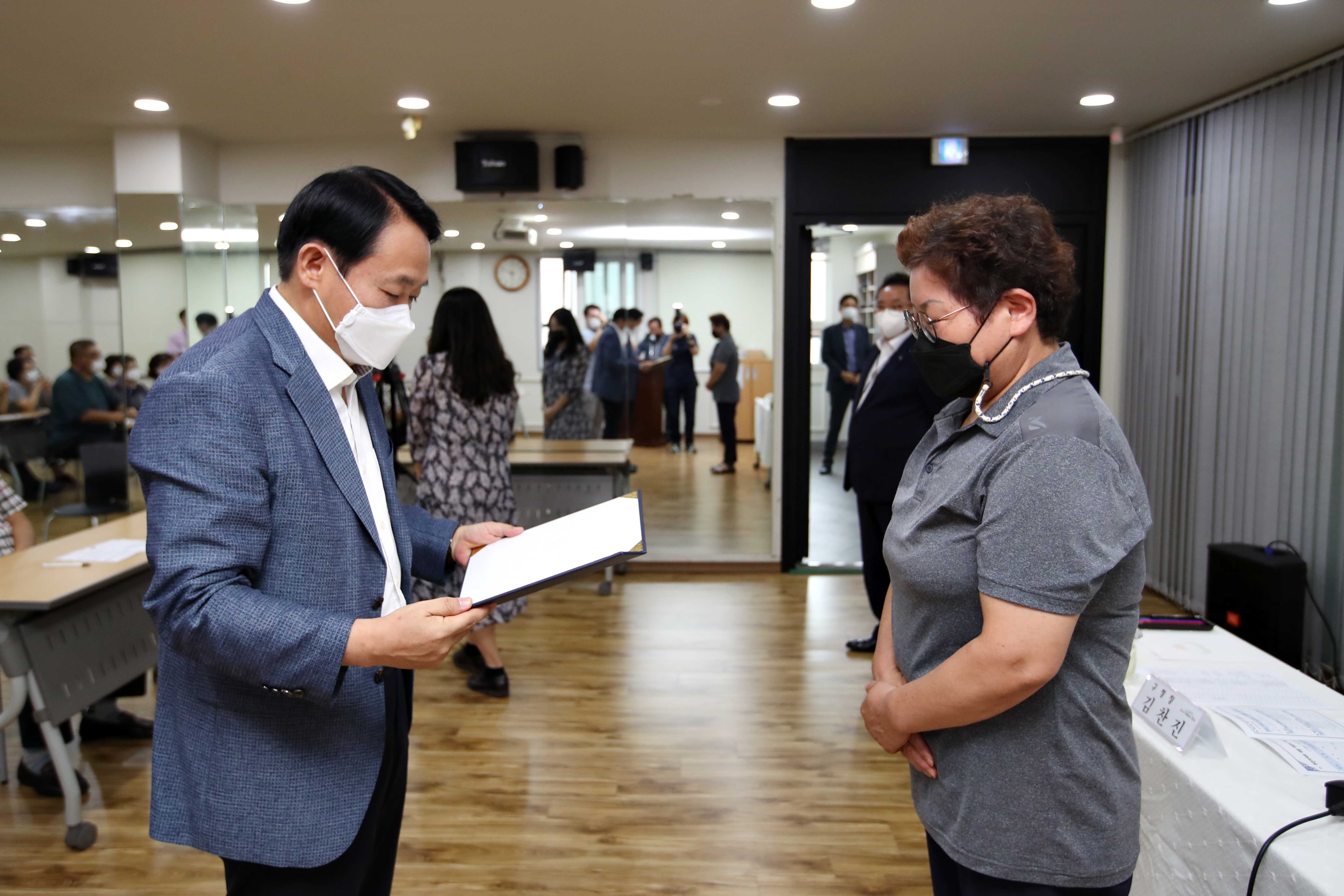 20220804_제2기_주민자치회_위원_위촉식_화수2동6.jpg 이미지