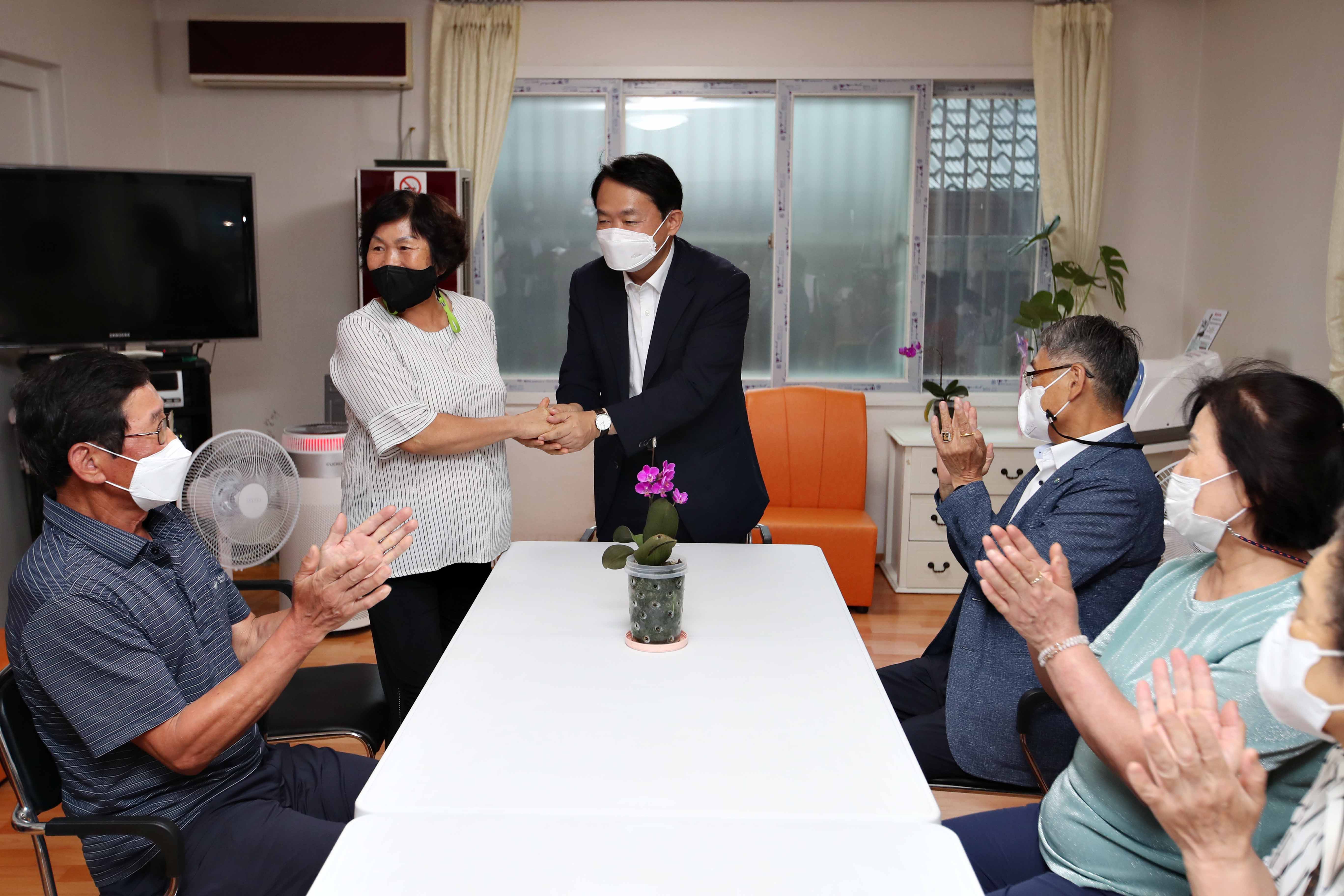 20220809_경로당_방문4.jpg 이미지