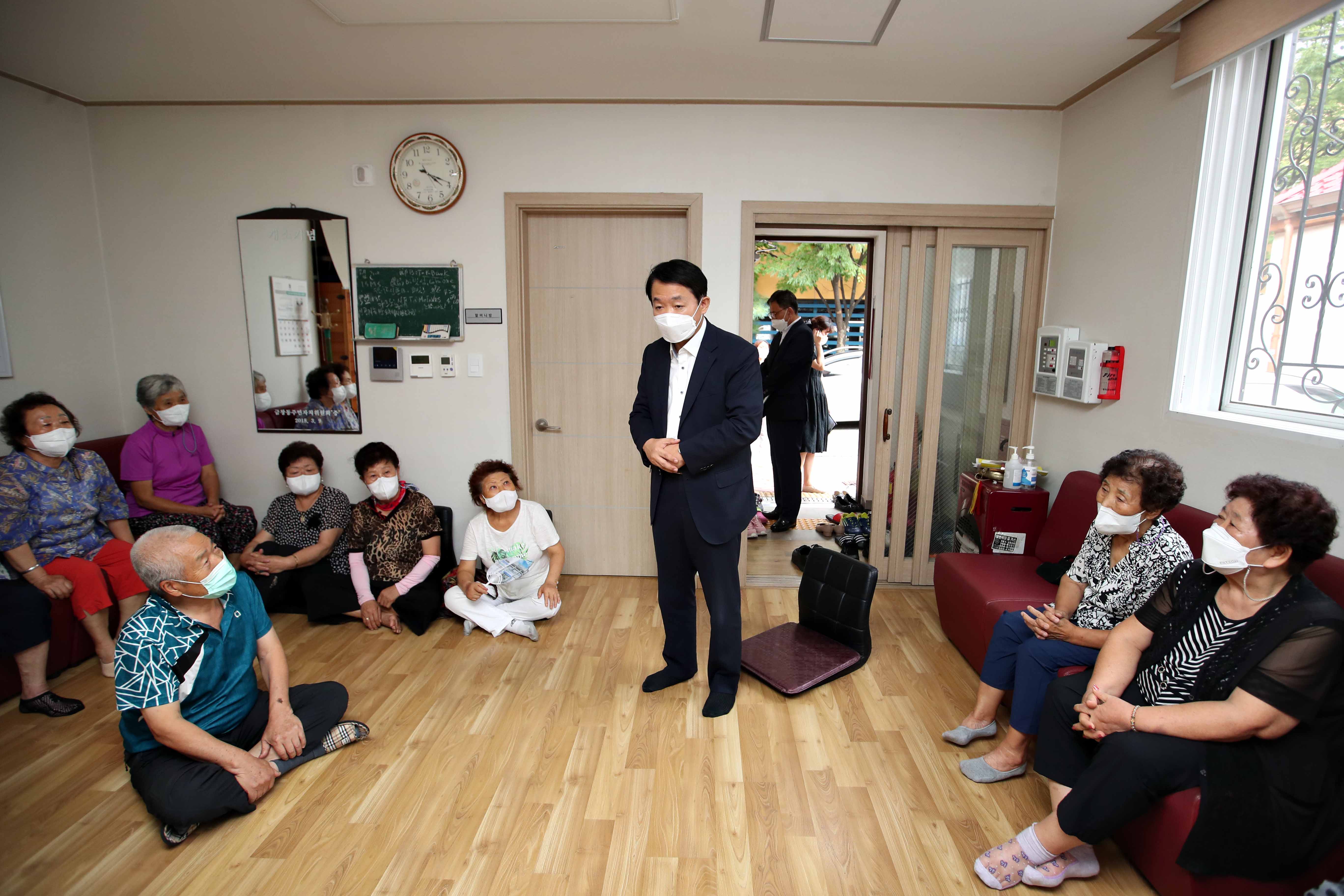 20220810_경로당_방문2.jpg 이미지
