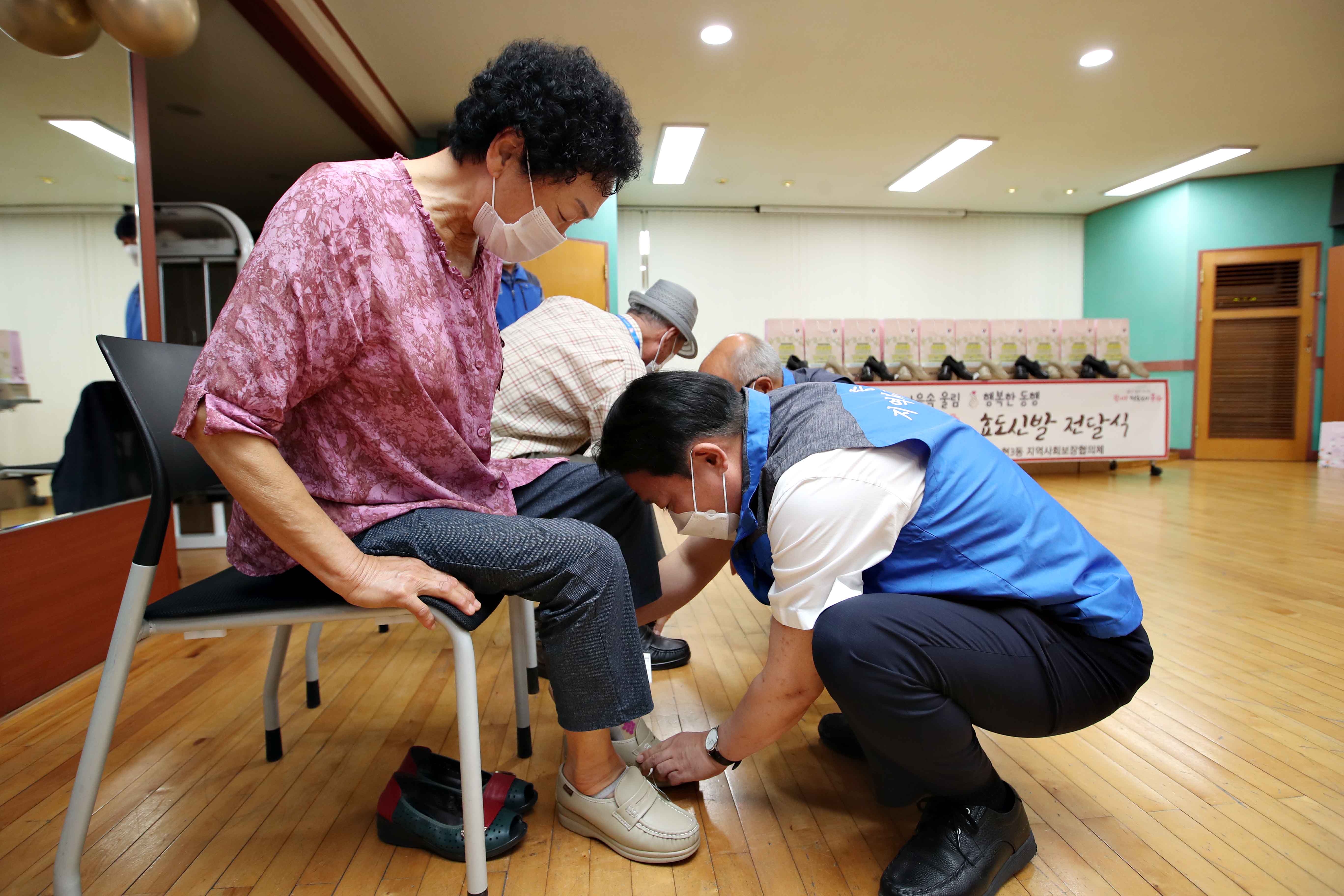 20220810_송현3동_효도신발_전달식3.jpg 이미지