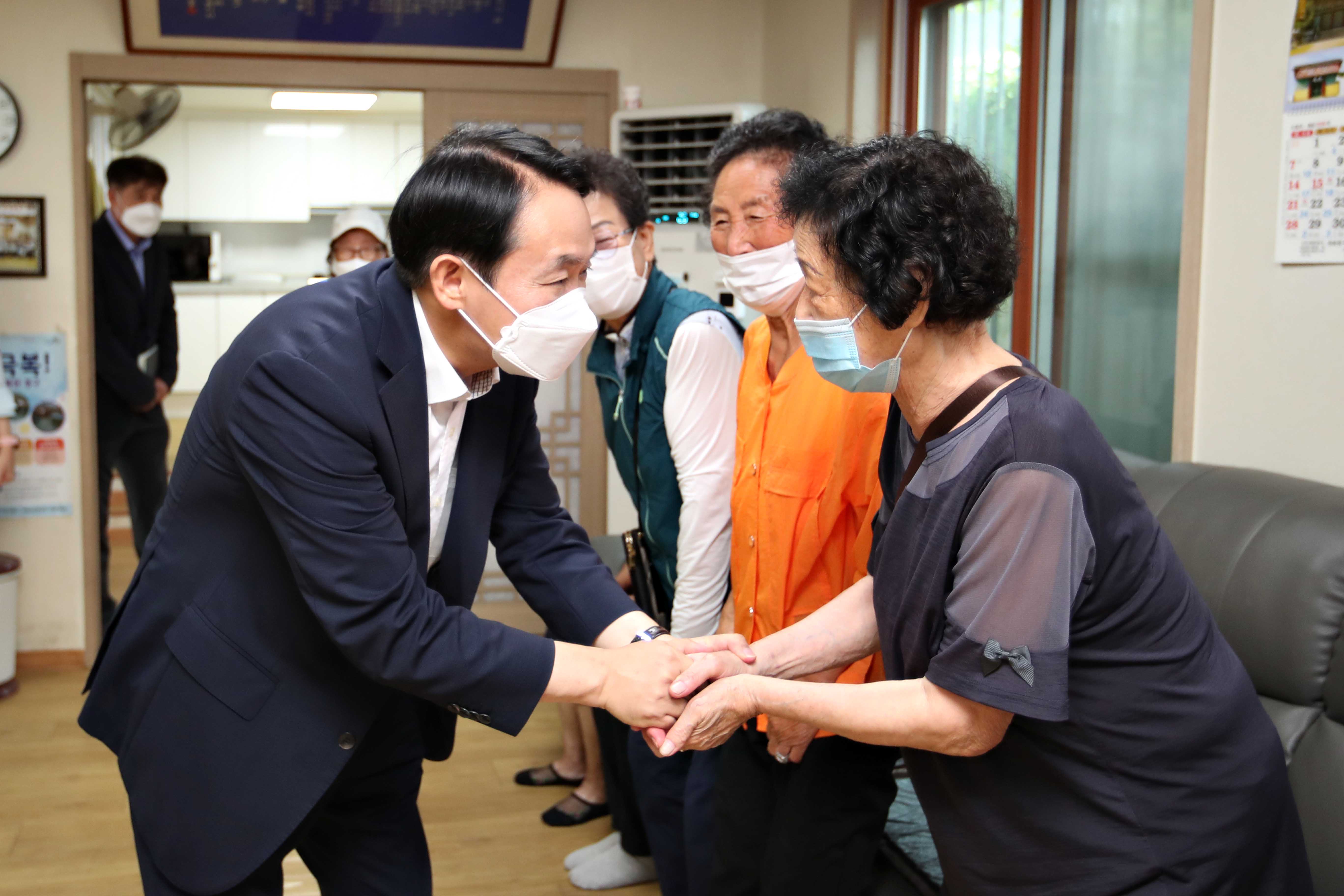20220811_경로당_방문2.jpg 이미지