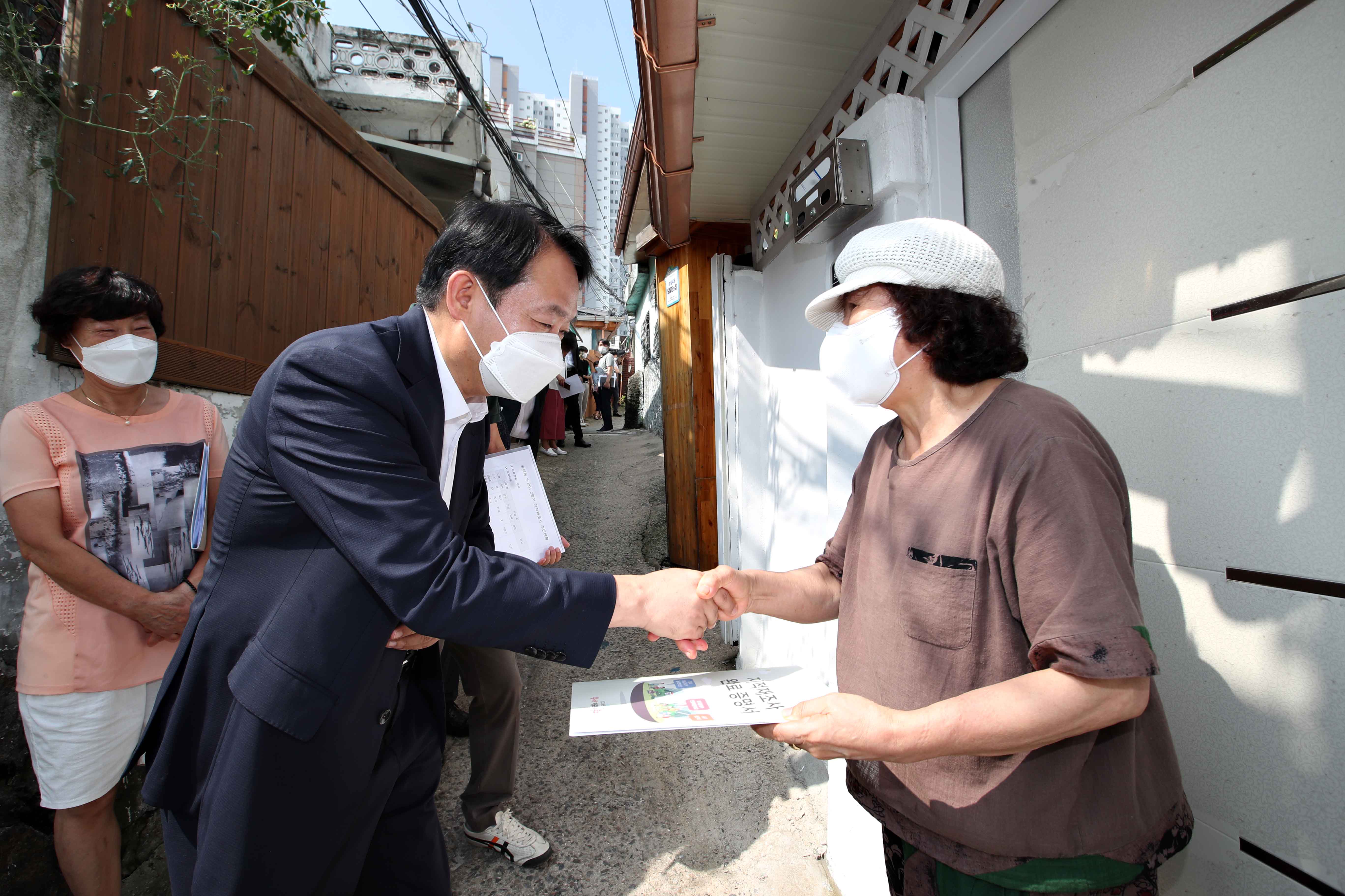 20220812_지적재조사_완료_통지서_전달식12.jpg 이미지