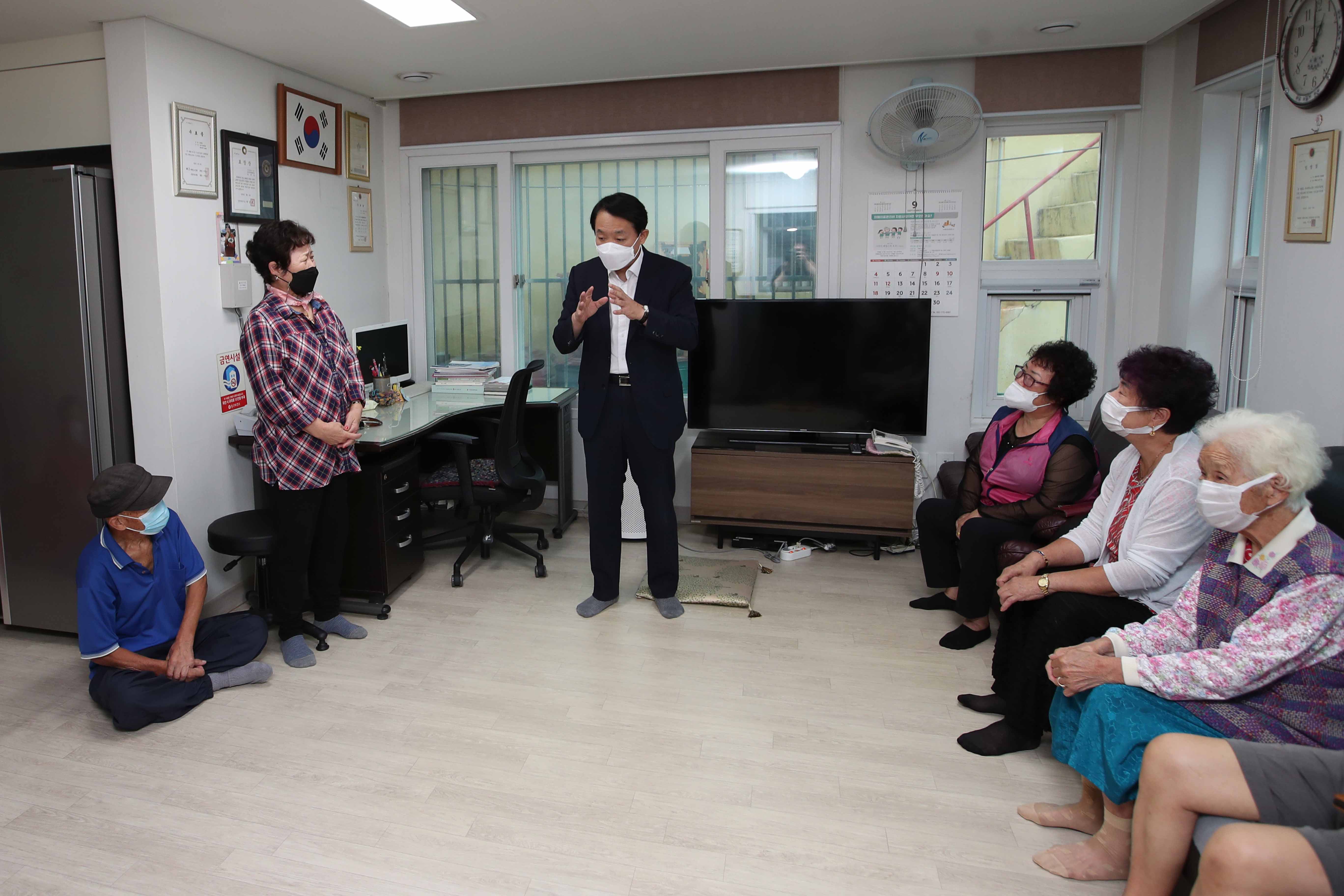 20220905_추석명절_경로당_방문3.jpg 이미지