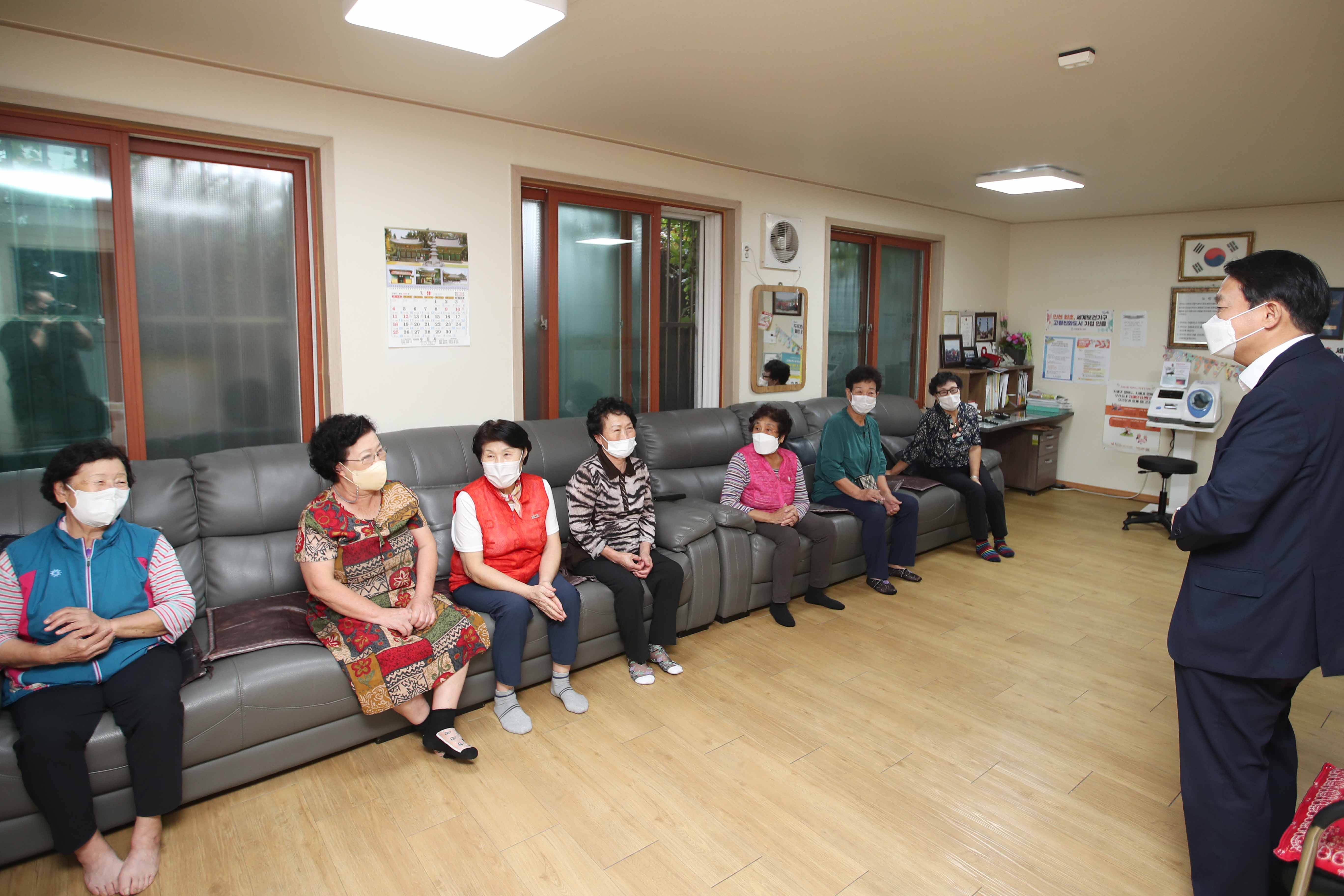 20220905_추석명절_경로당_방문8.jpg 이미지