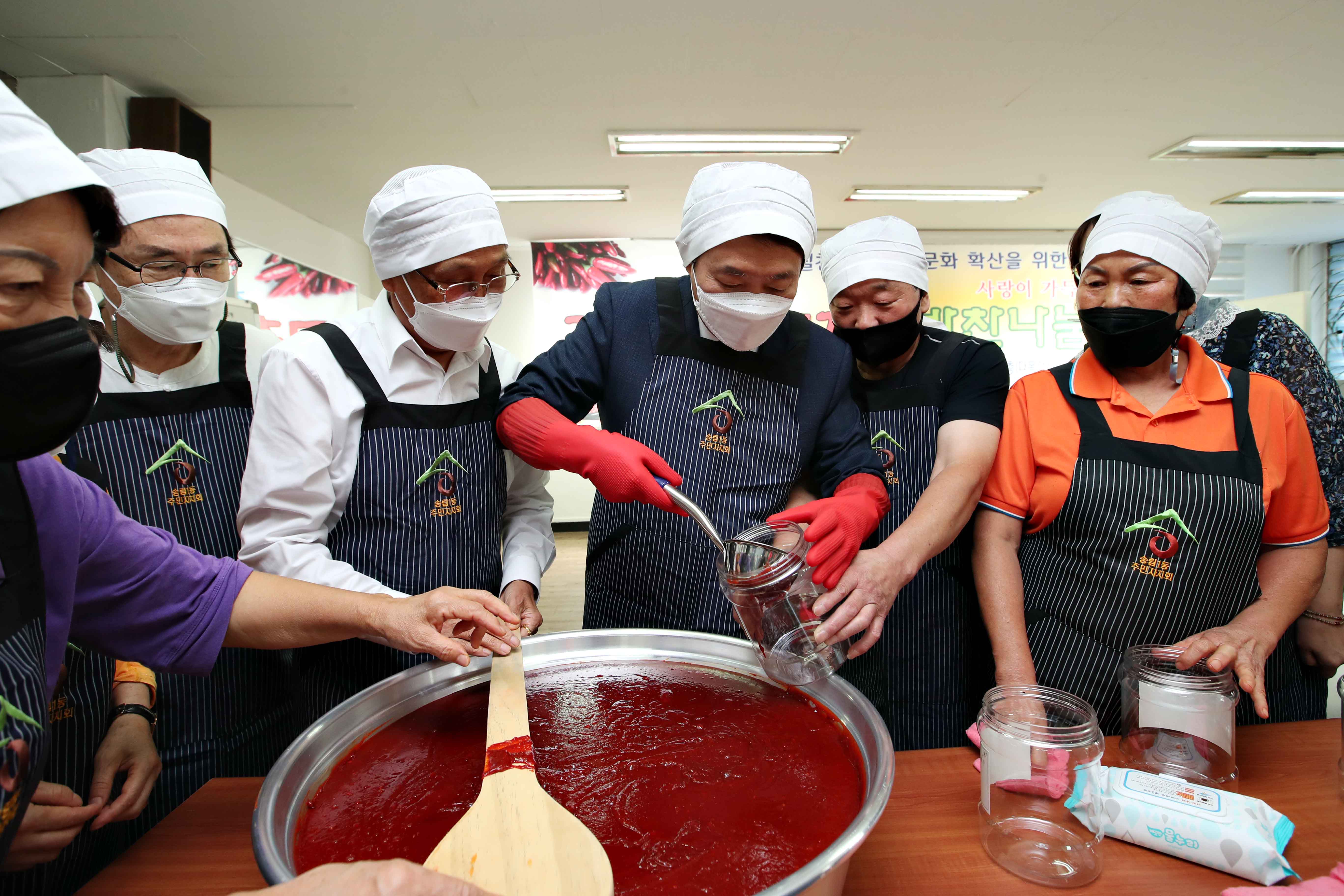 20220923_송림1동_고추장_담그기_및_반찬나눔행사3.jpg 이미지