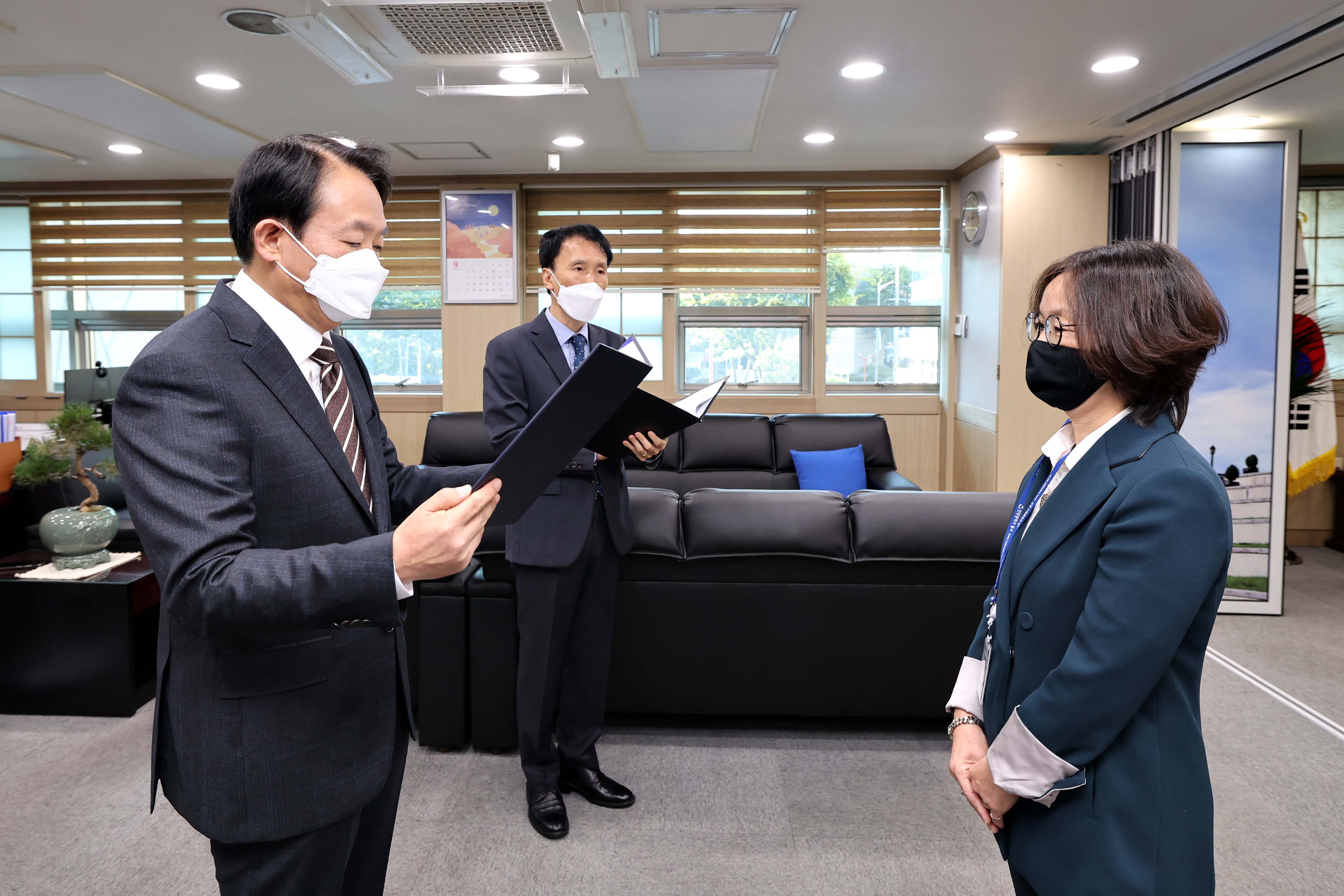 20221011_임용장_수여식2.jpg 이미지