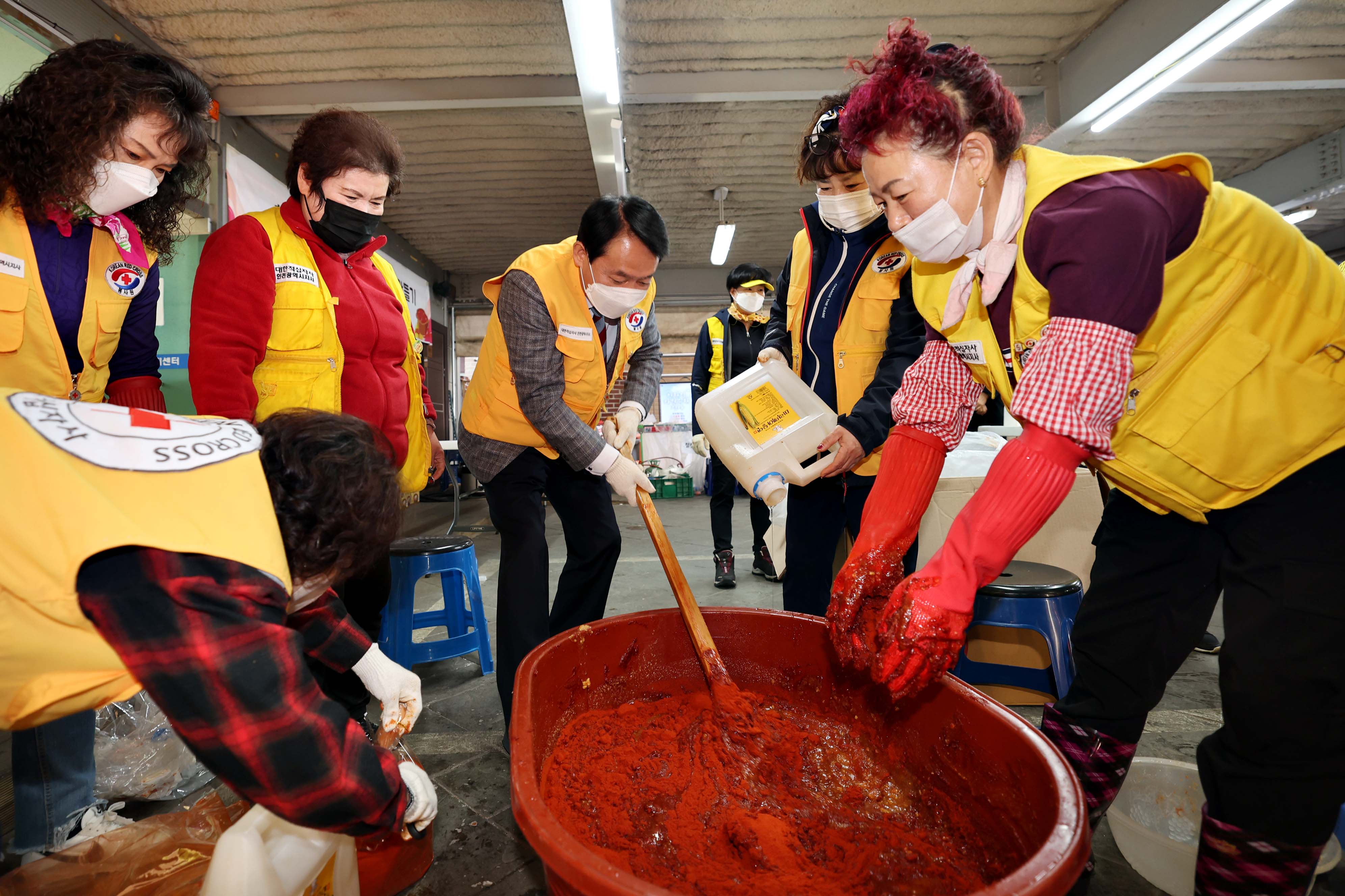 20221019_대한적십자사_동구지구협의회_취약계층_사랑의_고추장_만들기4.jpg 이미지
