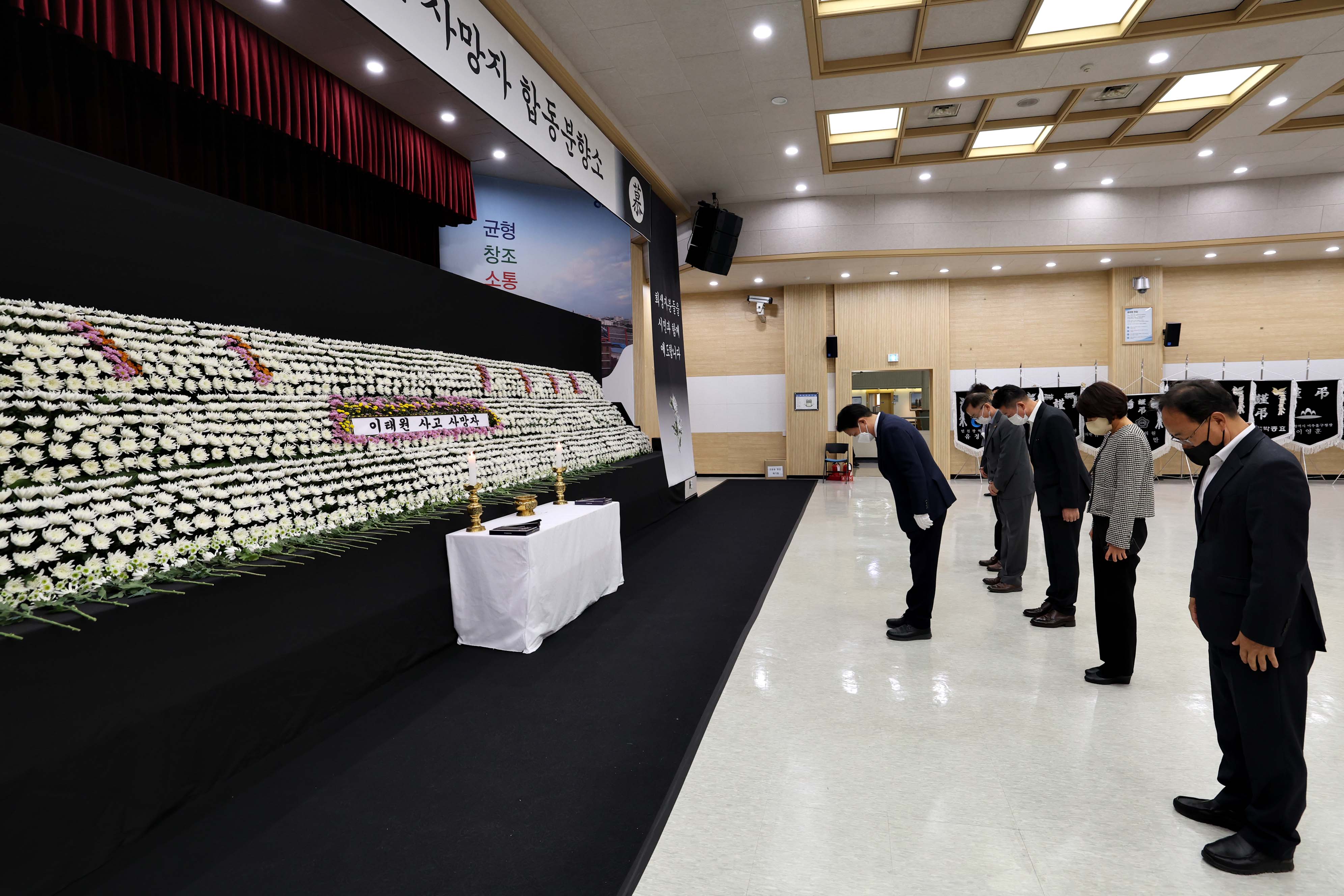 20221031_이태원_사고_사망자_합동_분향소_조문2.jpg 이미지