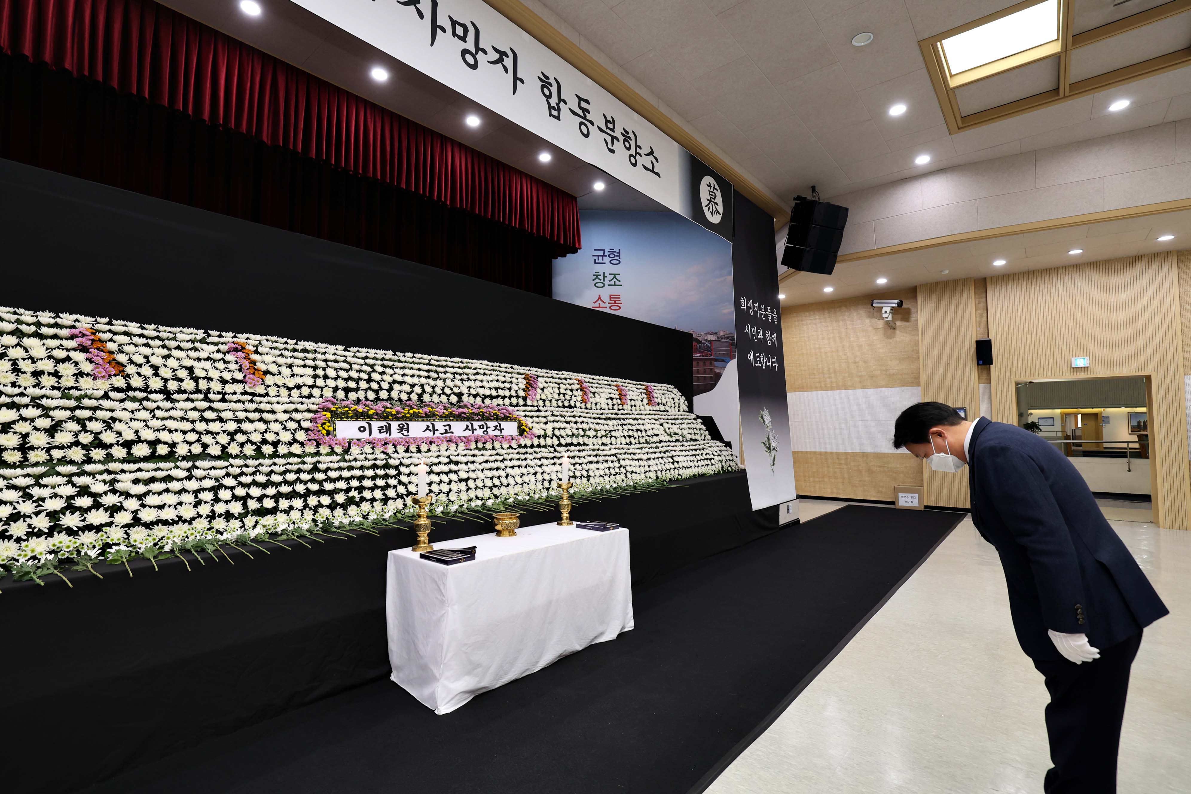 20221031_이태원_사고_사망자_합동_분향소_조문3.jpg 이미지