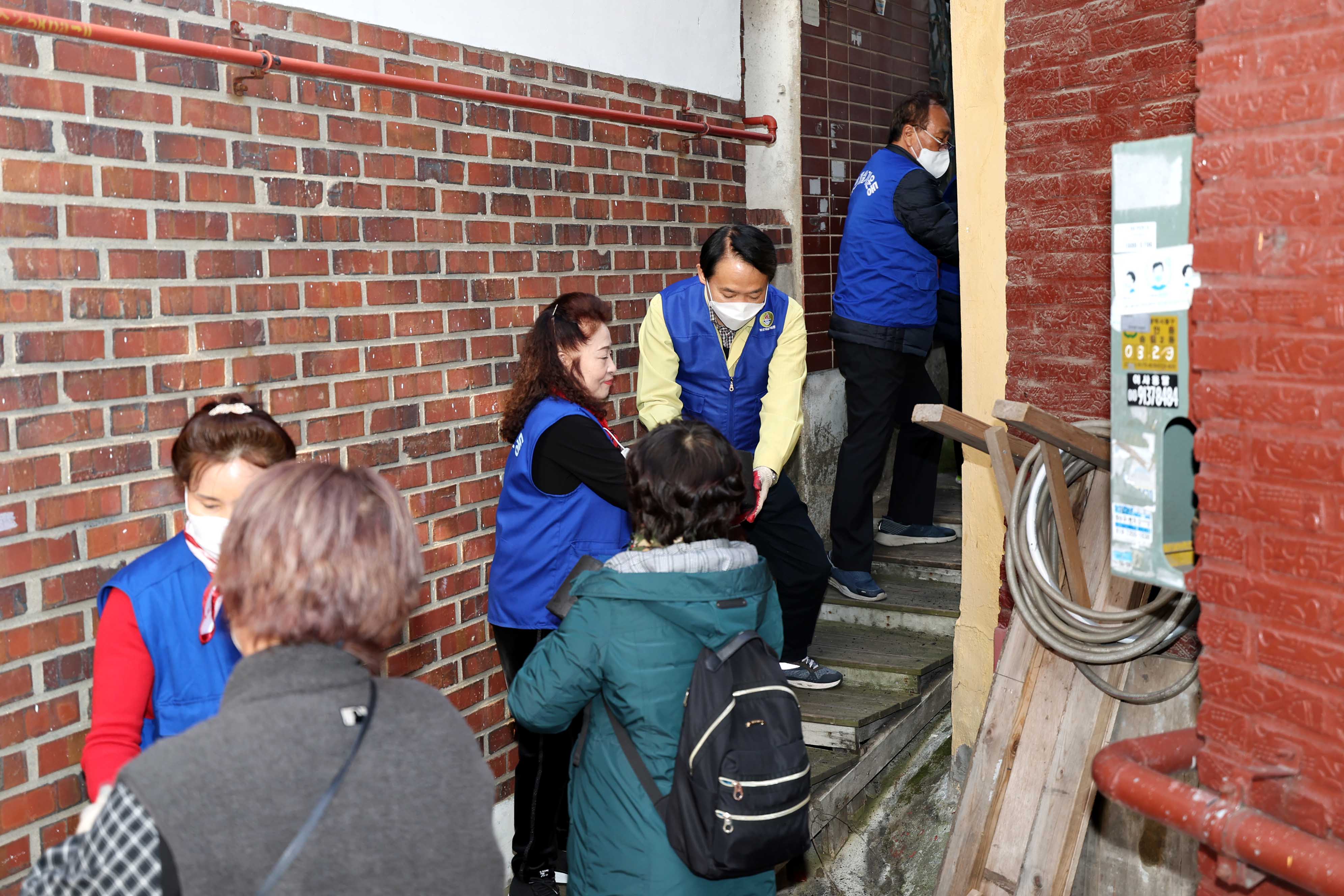 20221125_바르게살기운동_동구협의회_사랑의_연탄_나눔2.jpg 이미지