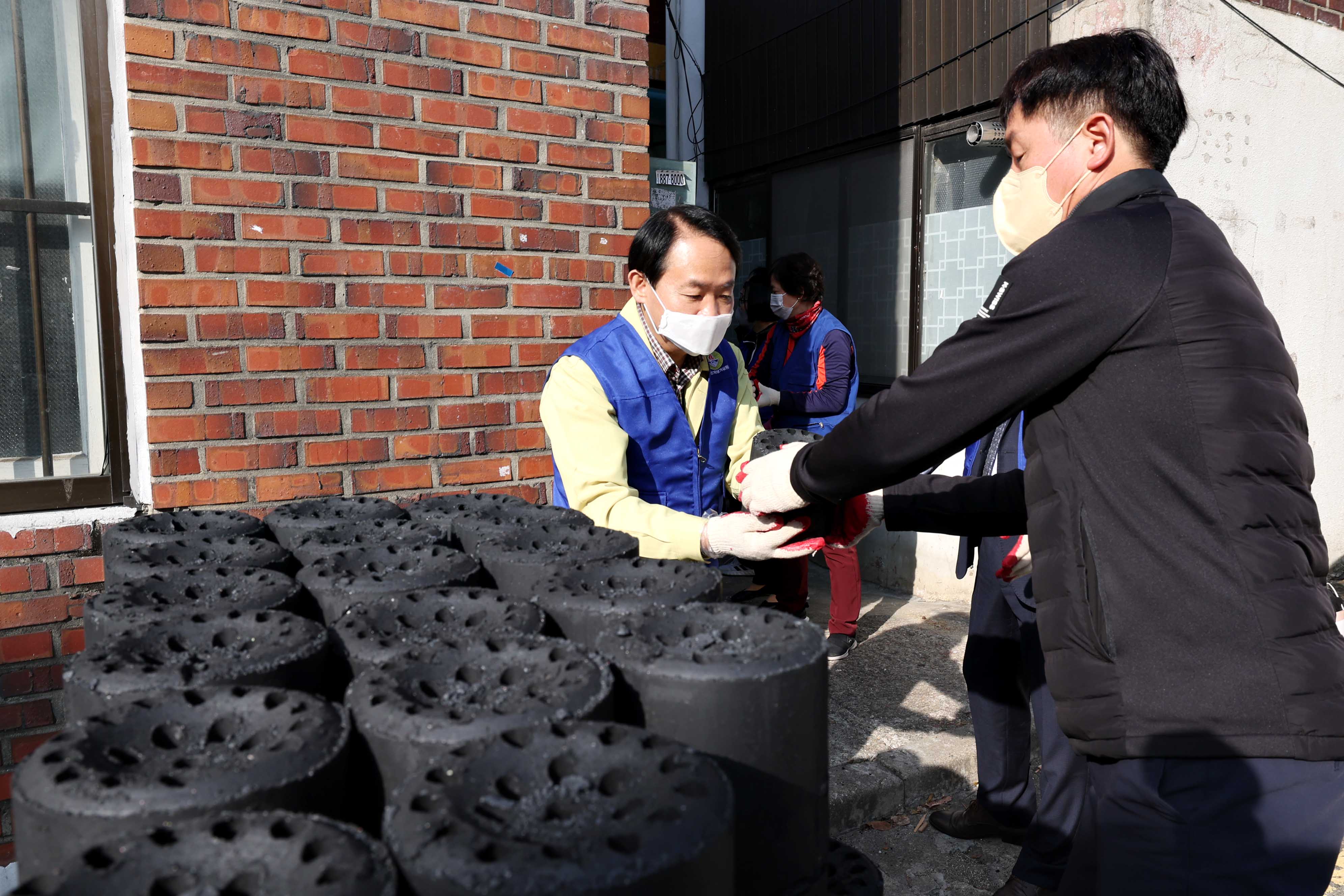 20221125_바르게살기운동_동구협의회_사랑의_연탄_나눔5.jpg 이미지